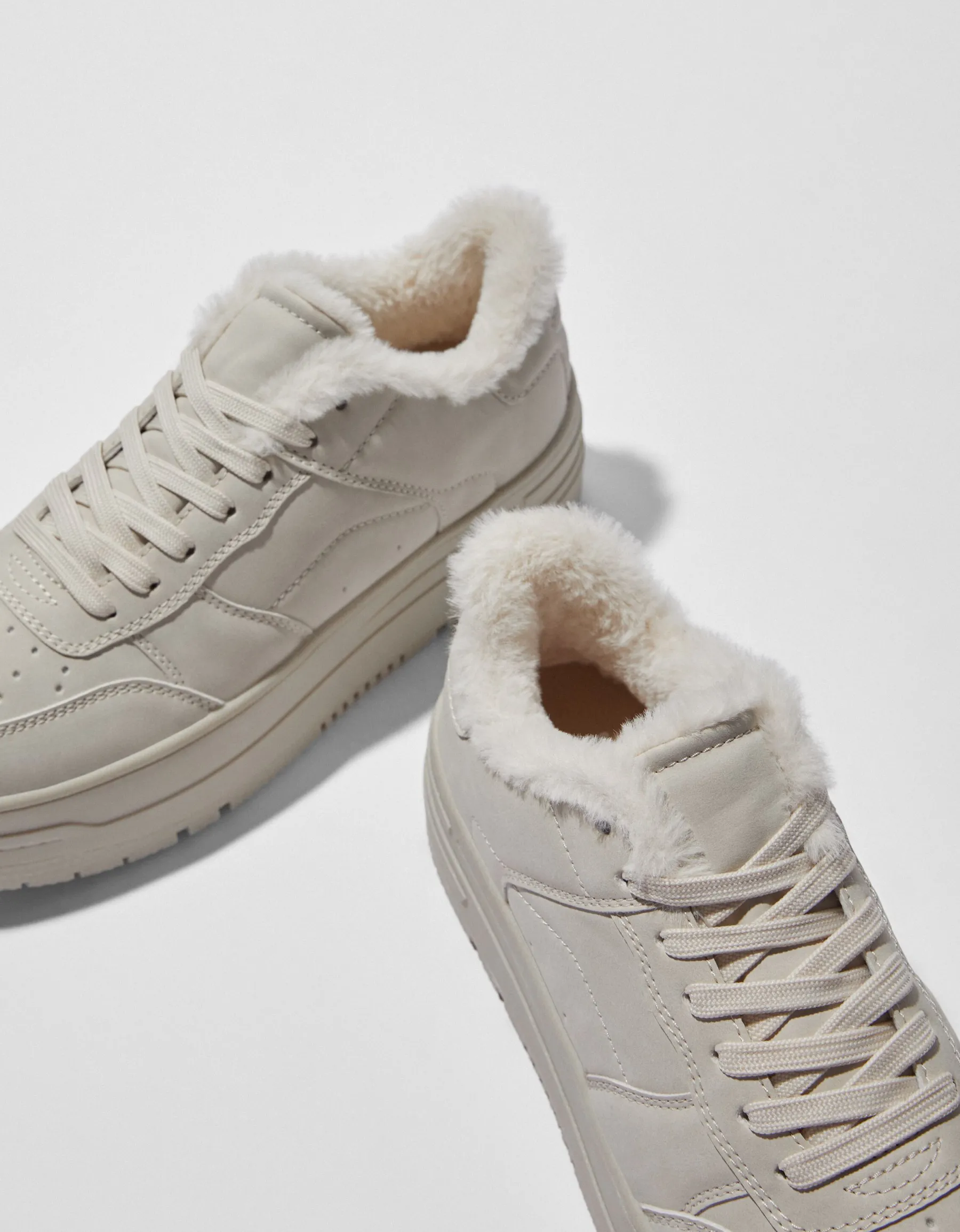 BERSHKA Baskets plateforme avec fausse fourrure Écru Discount