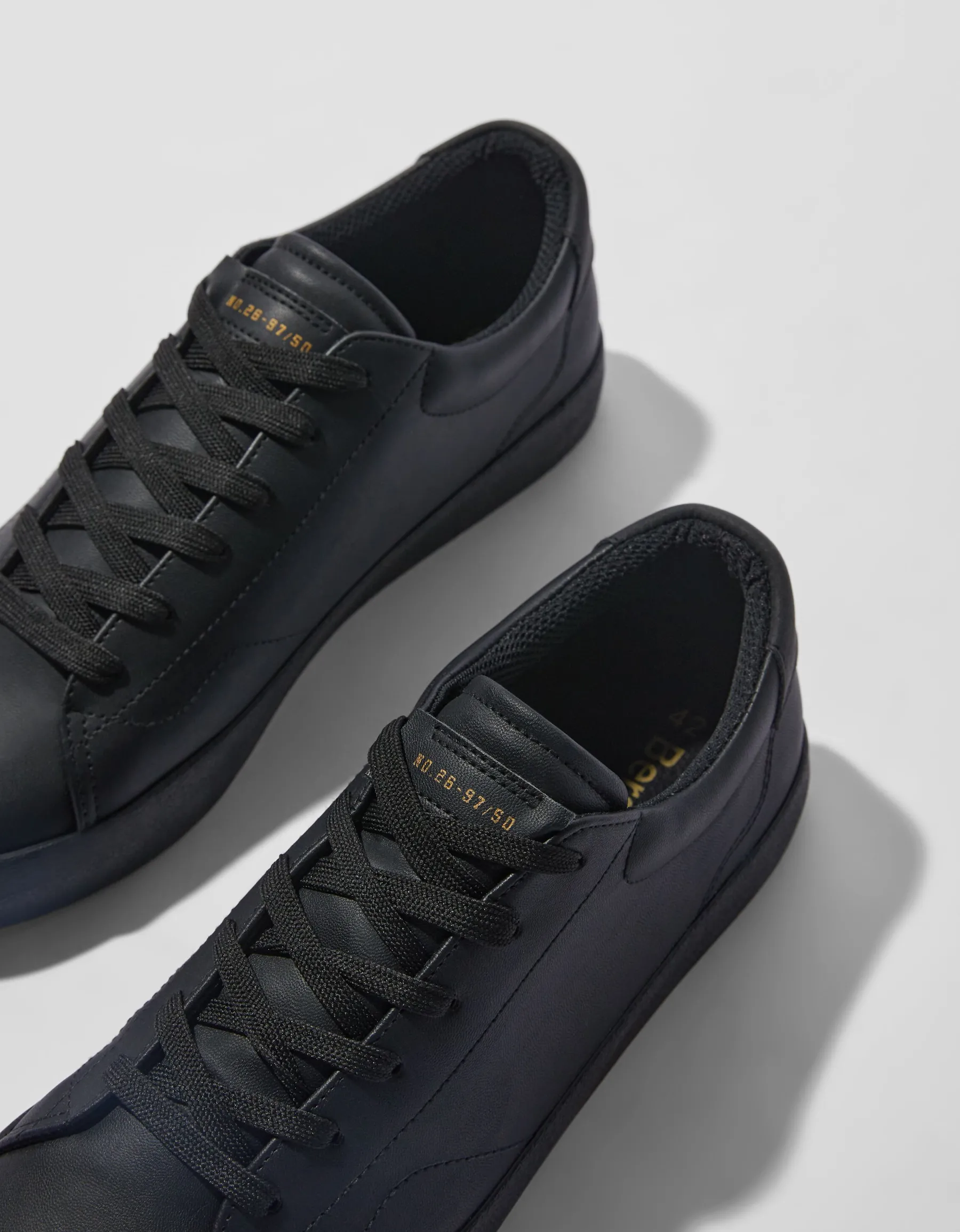 BERSHKA Baskets unies homme. Blanc Fashion