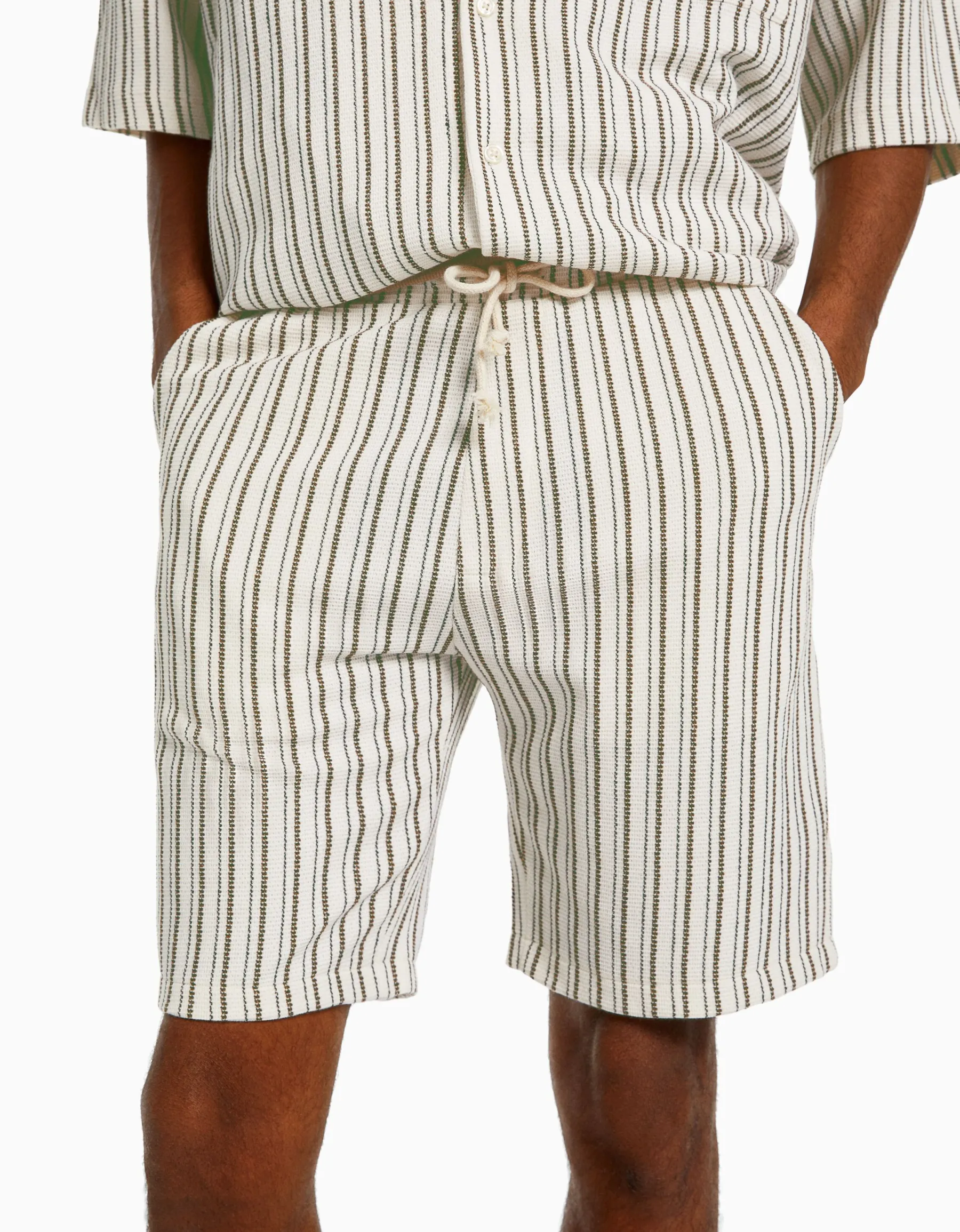 BERSHKA Bermuda jogger rustique rayures Blanc / Noir Cheap