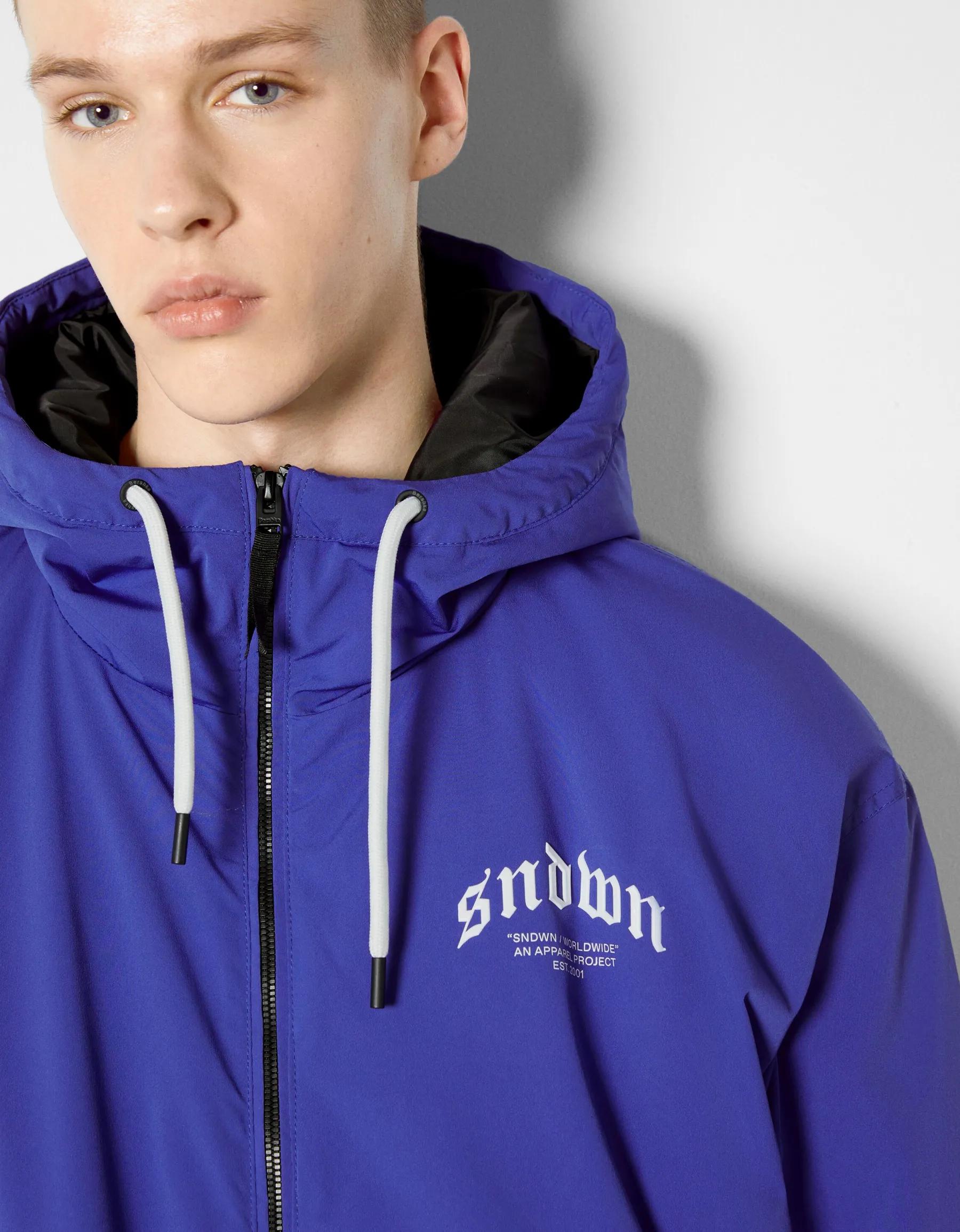 BERSHKA Blouson matelassé capuche imprimé Bleu Fashion