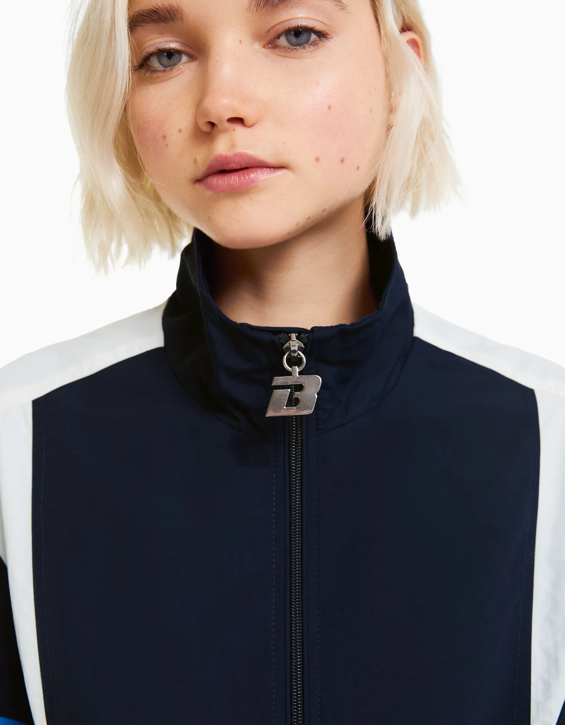 BERSHKA Blouson oversize effet nylon color block Bleu Hot