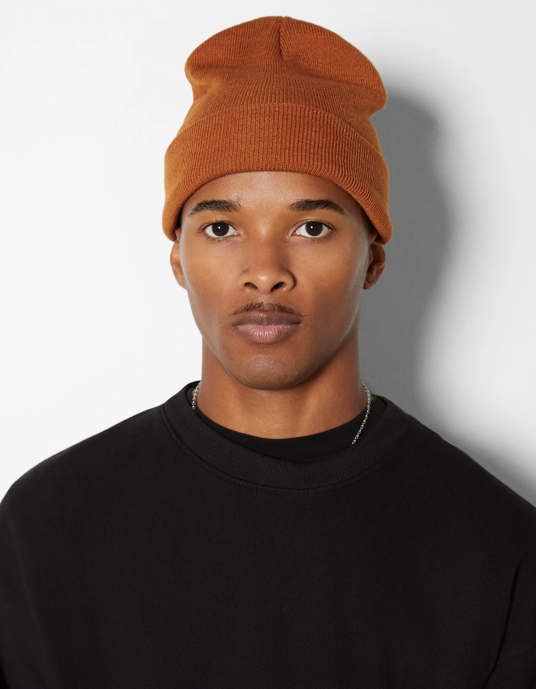 BERSHKA Bonnet basic Camel Best