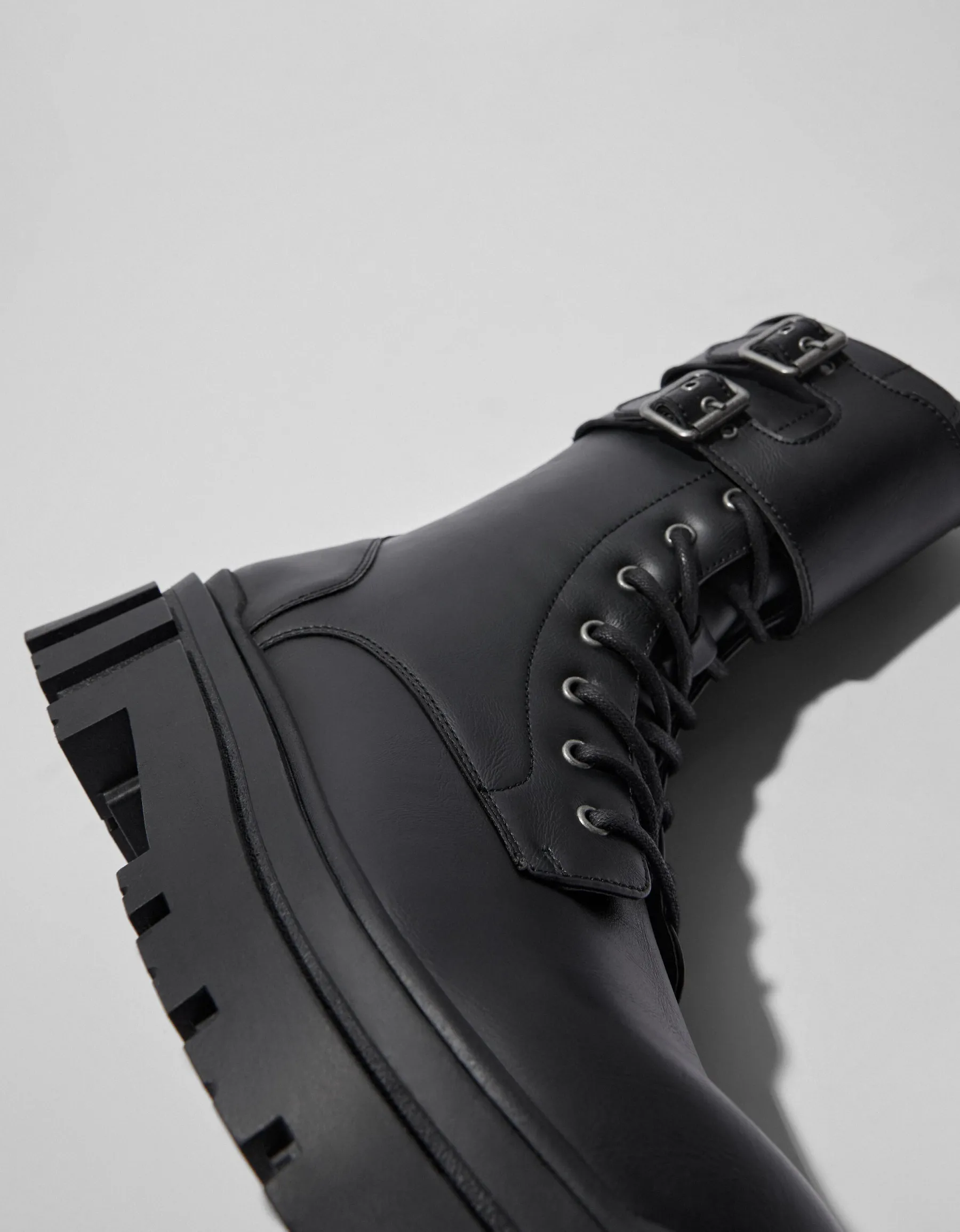 BERSHKA Bottes à lacets avec boucles homme Noir Online