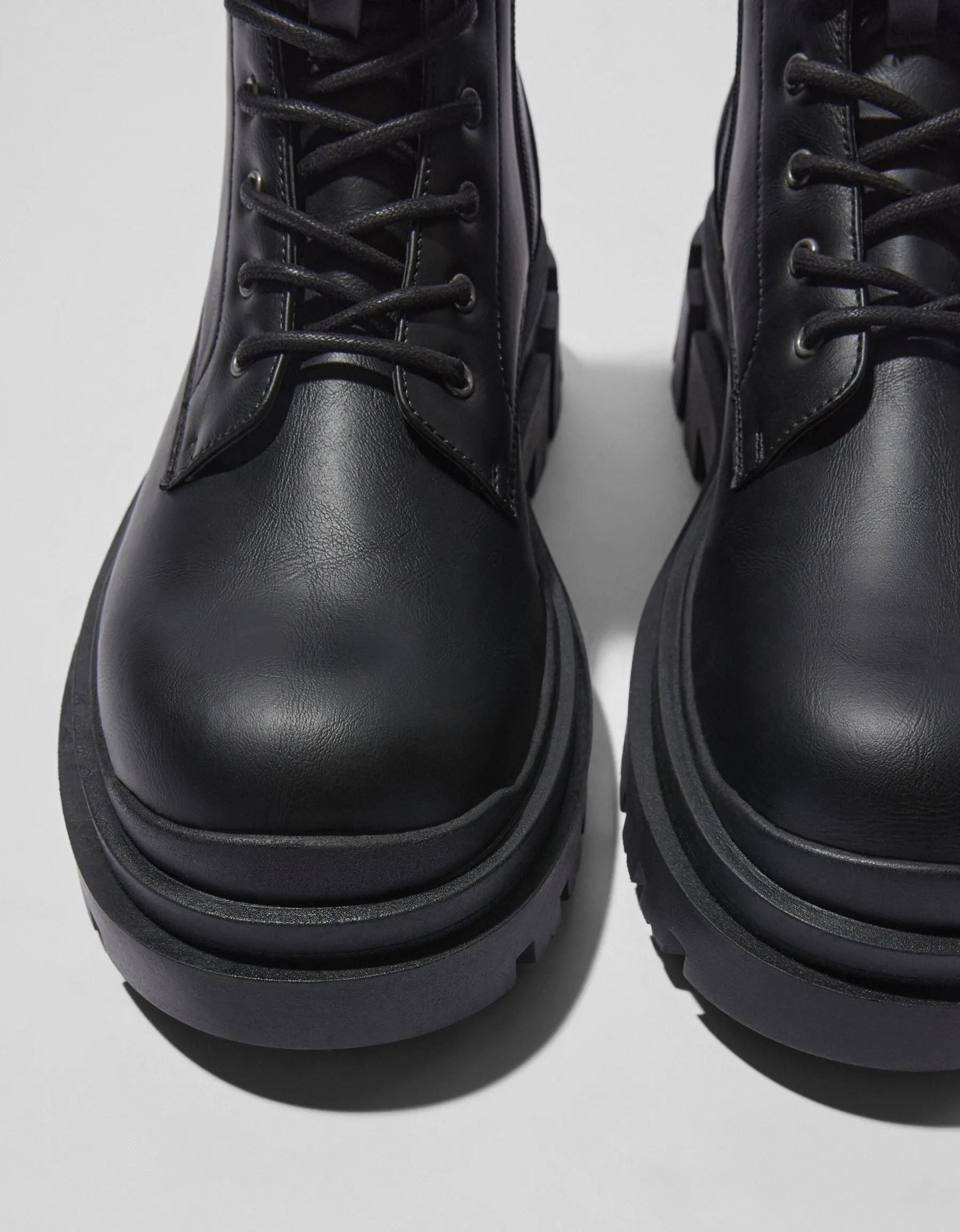 BERSHKA Bottes à lacets avec boucles homme Noir Sale