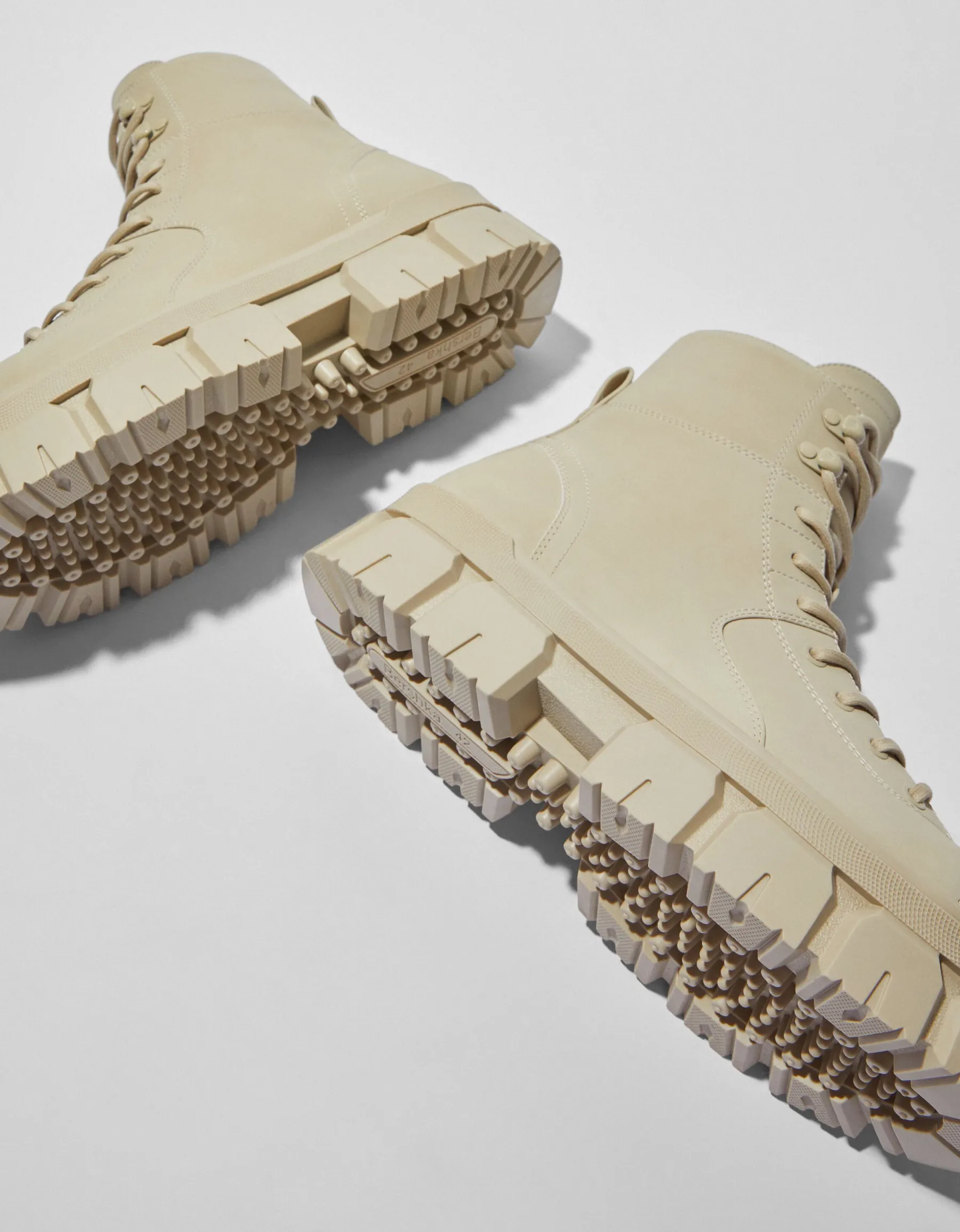 BERSHKA Bottes à lacets semelle crantée homme Sable Best Sale