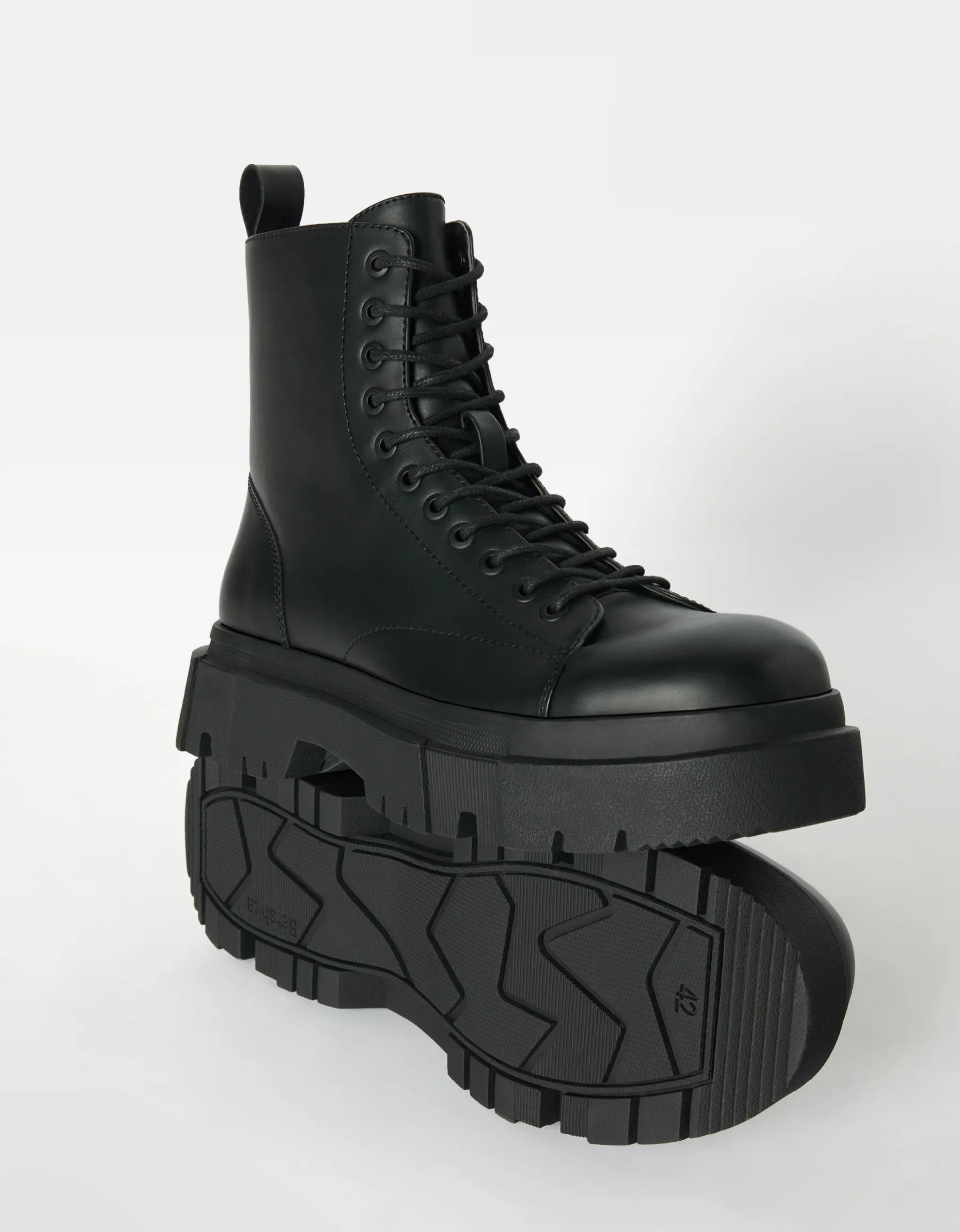 BERSHKA Bottes à lacets semelle crantée homme Noir Online