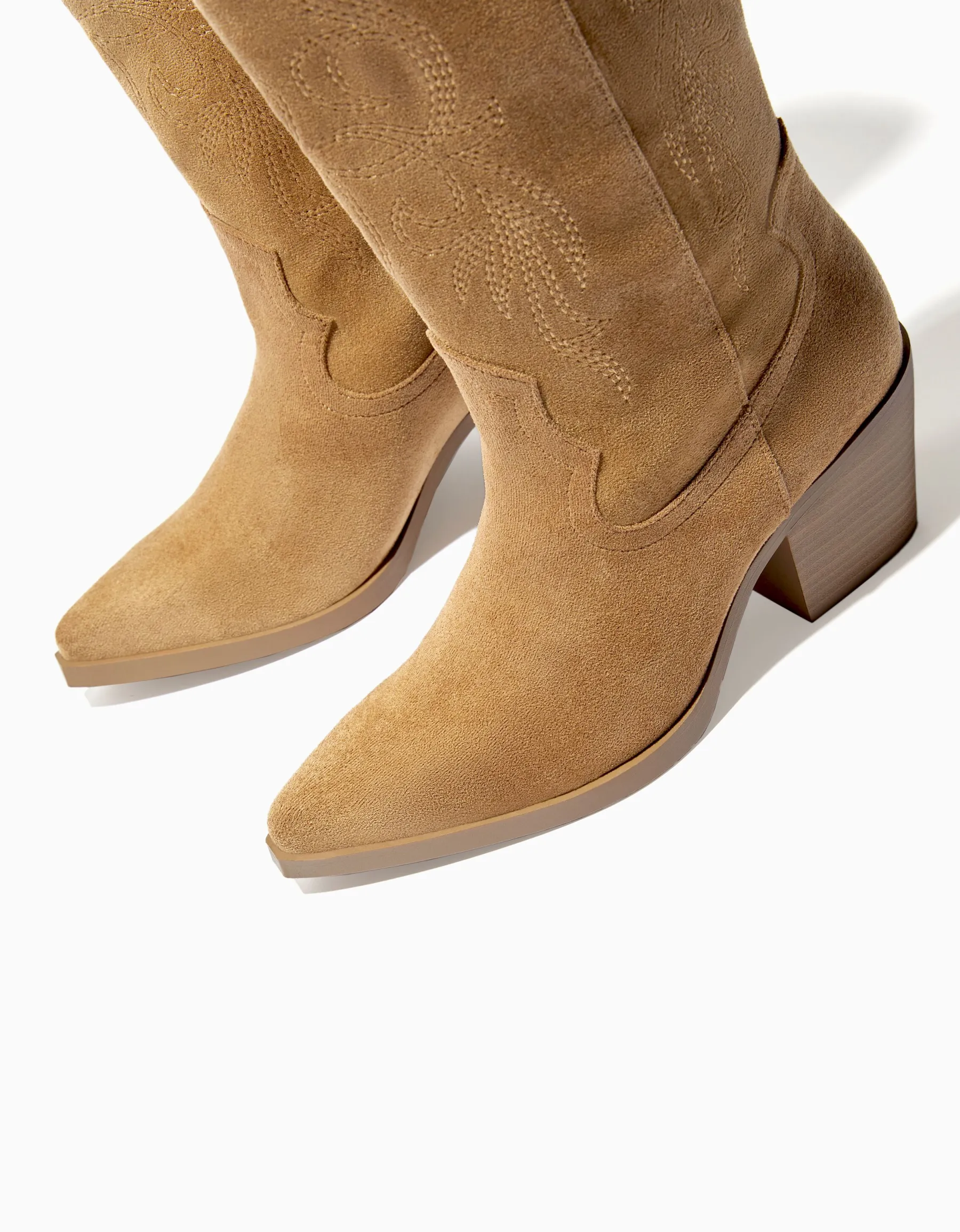 BERSHKA Bottes à talon style cowboy Sable Store