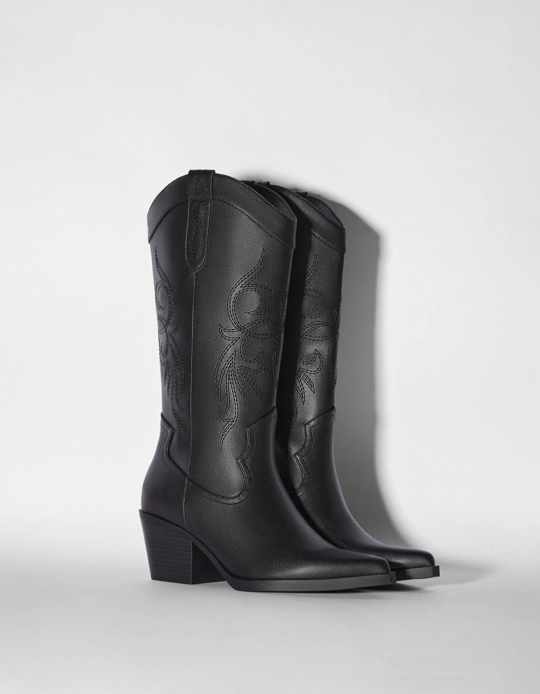 BERSHKA Bottes à talon style cowboy Noir Discount