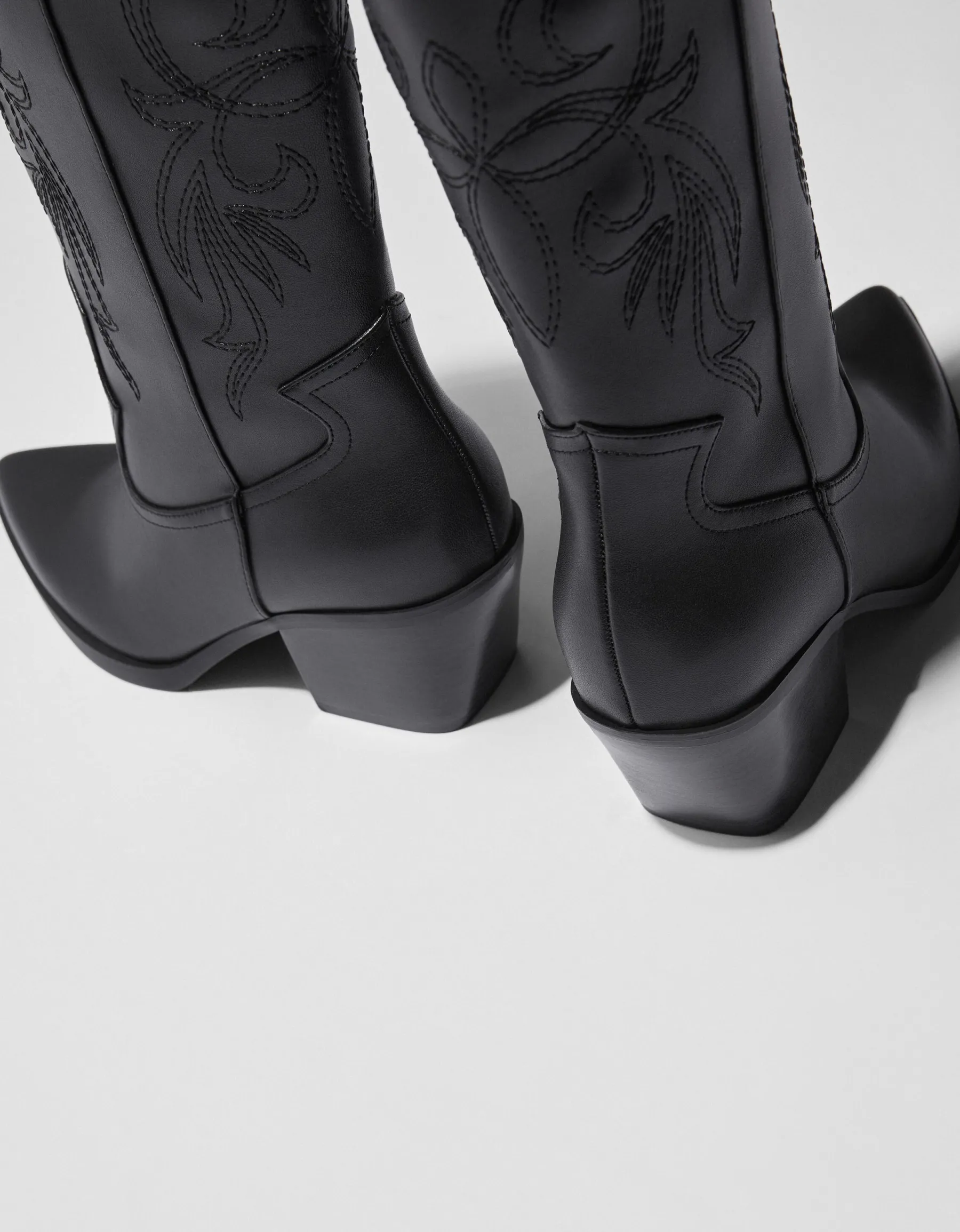 BERSHKA Bottes à talon style cowboy Noir Discount