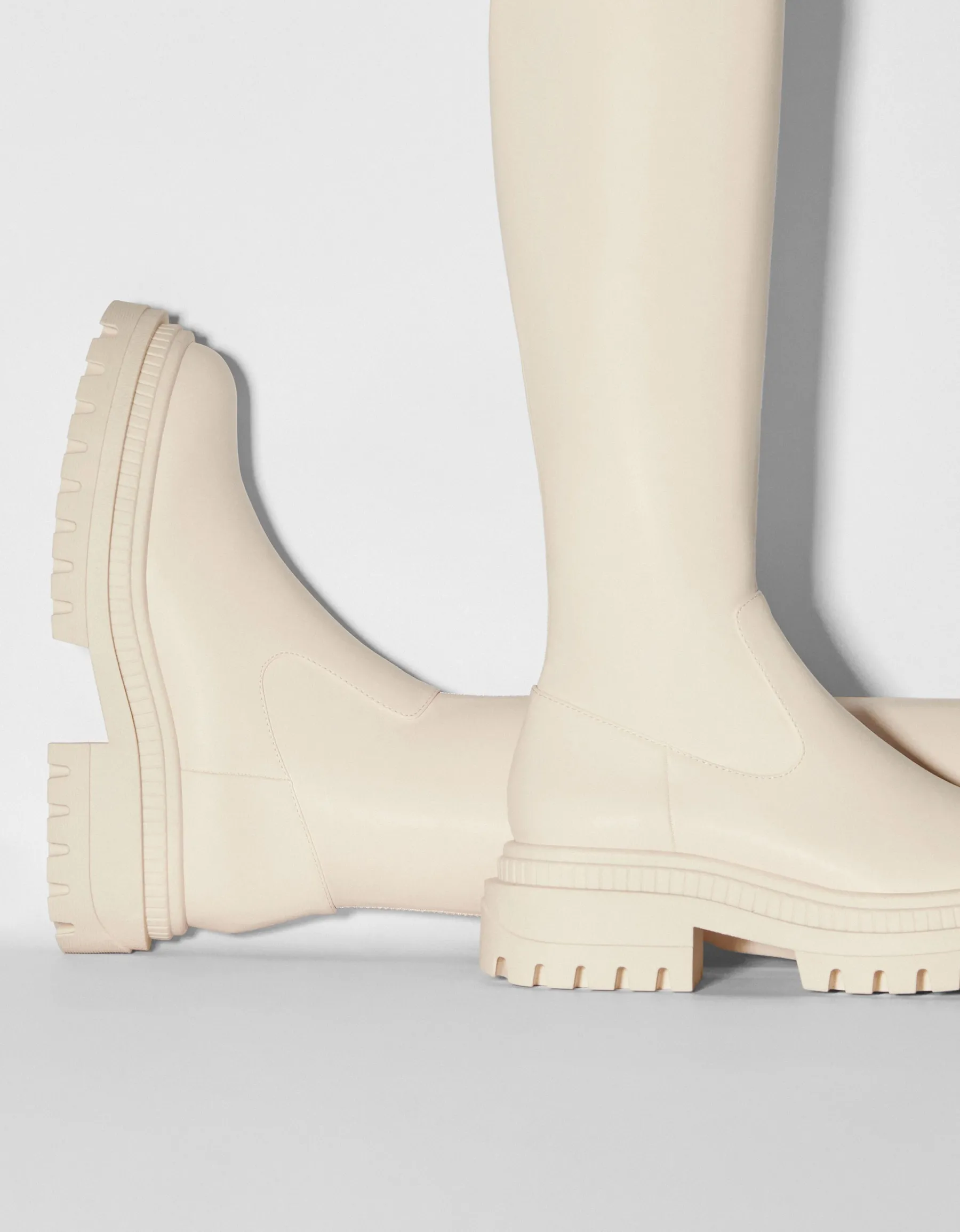 BERSHKA Bottes plates XL semelle crantée Écru Fashion