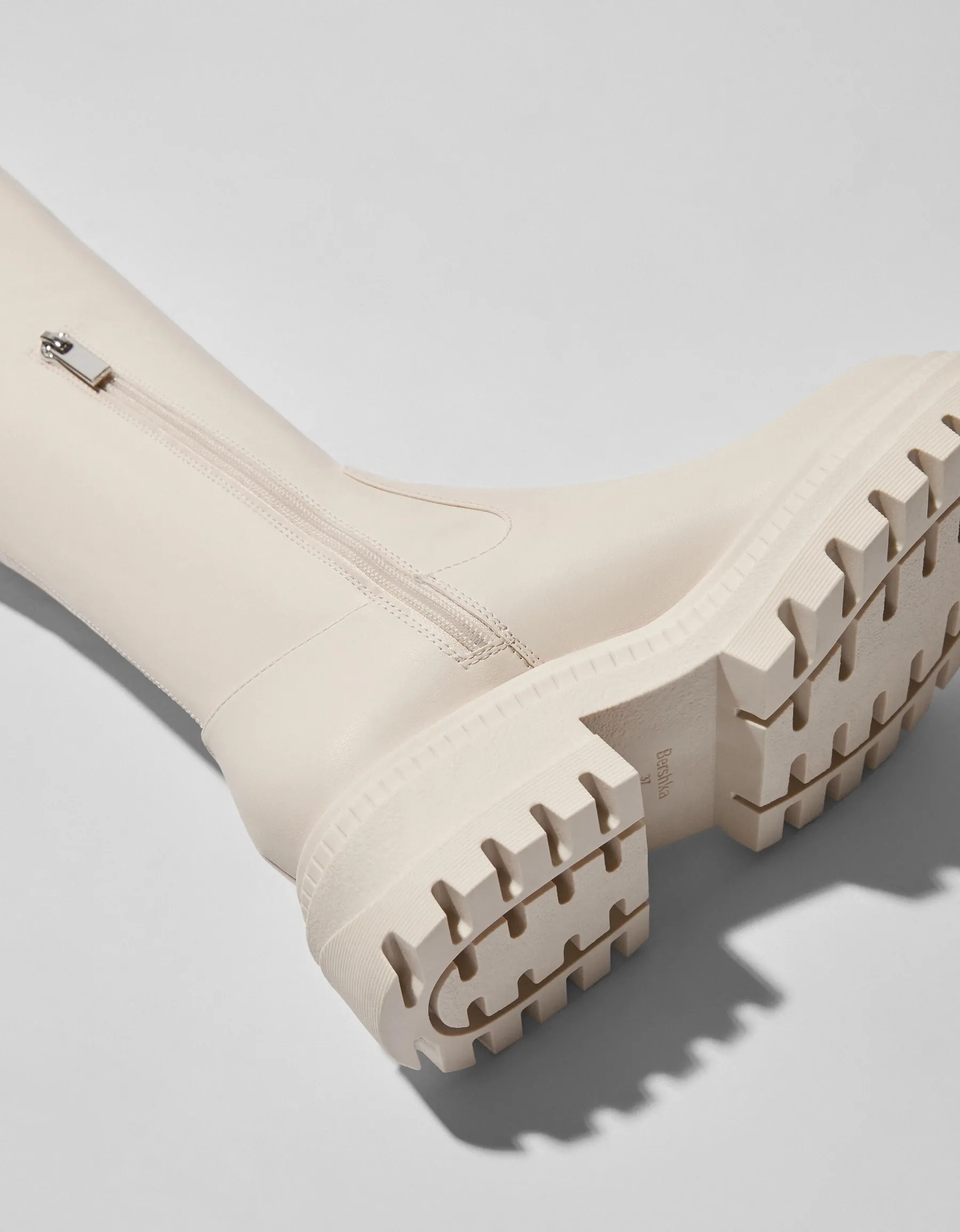 BERSHKA Bottes plates XL semelle crantée Écru Fashion