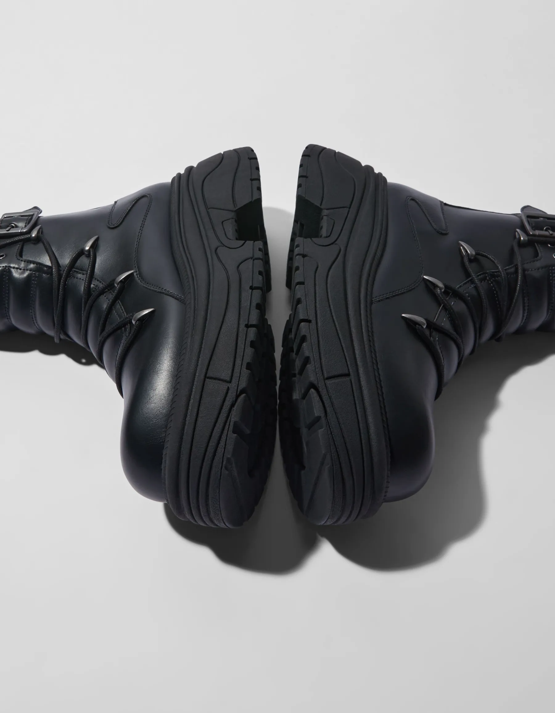 BERSHKA Bottes volume avec boucles homme Noir Store