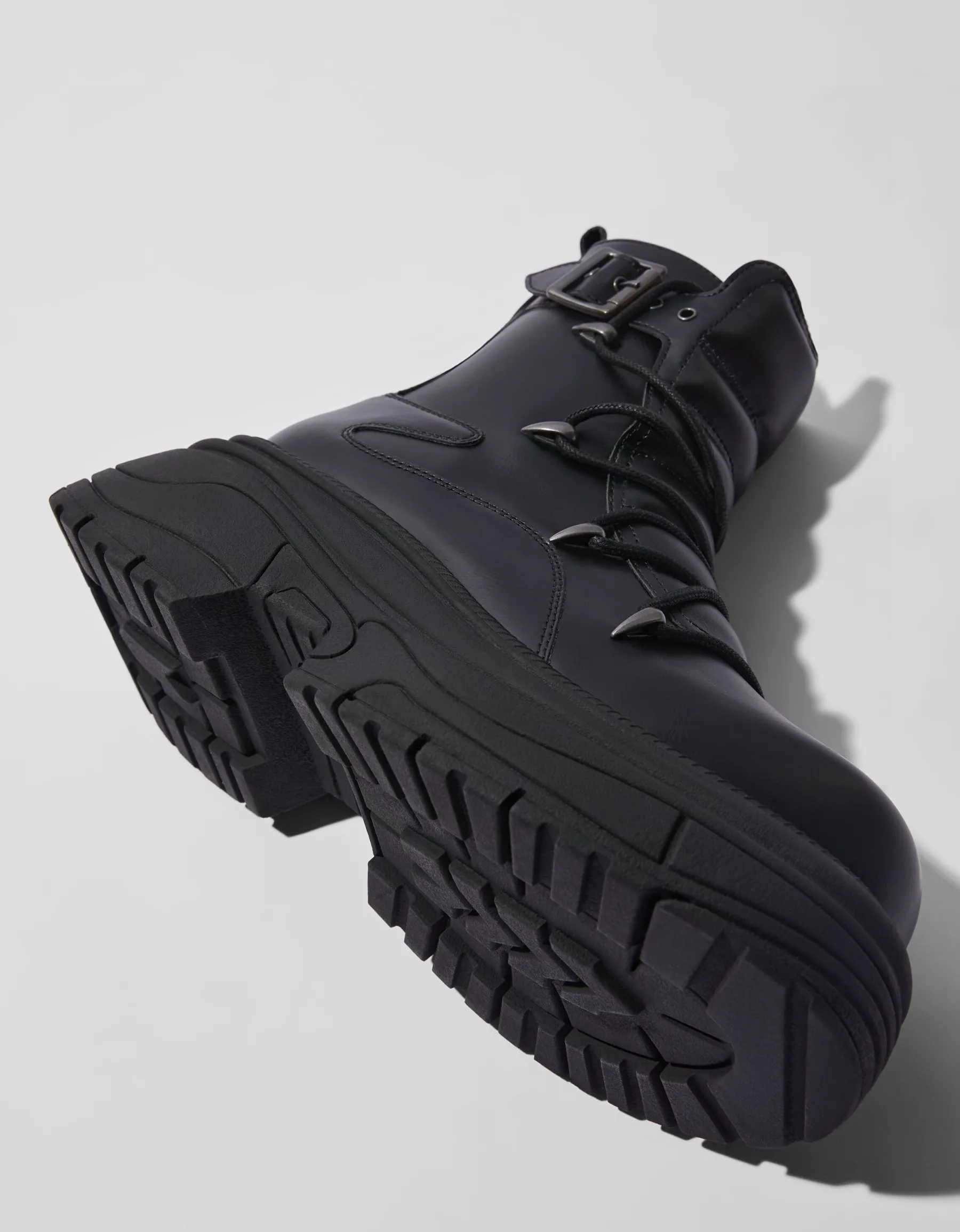 BERSHKA Bottes volume avec boucles homme Noir Store