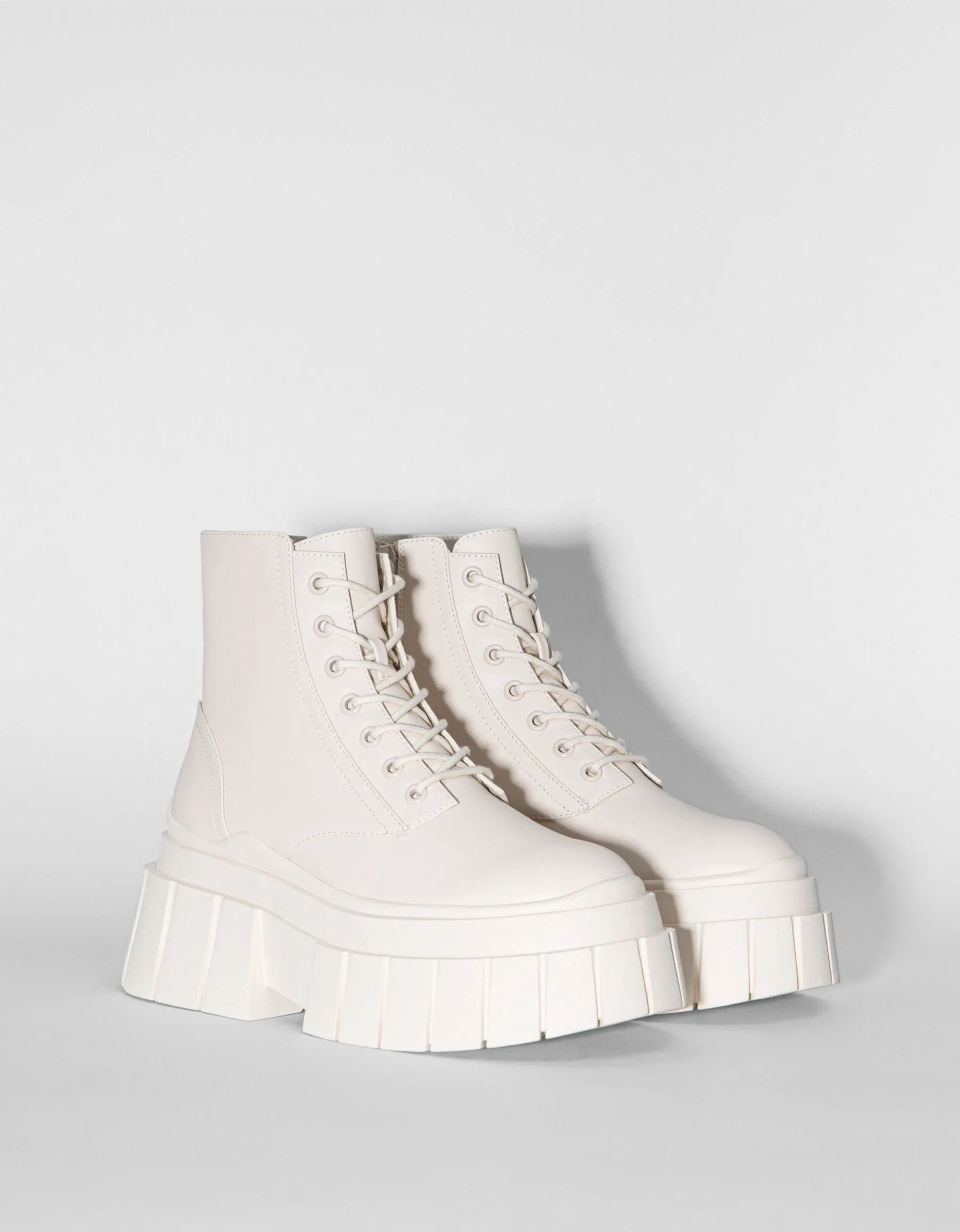 BERSHKA Bottines à lacets plateforme rayée Écru Fashion