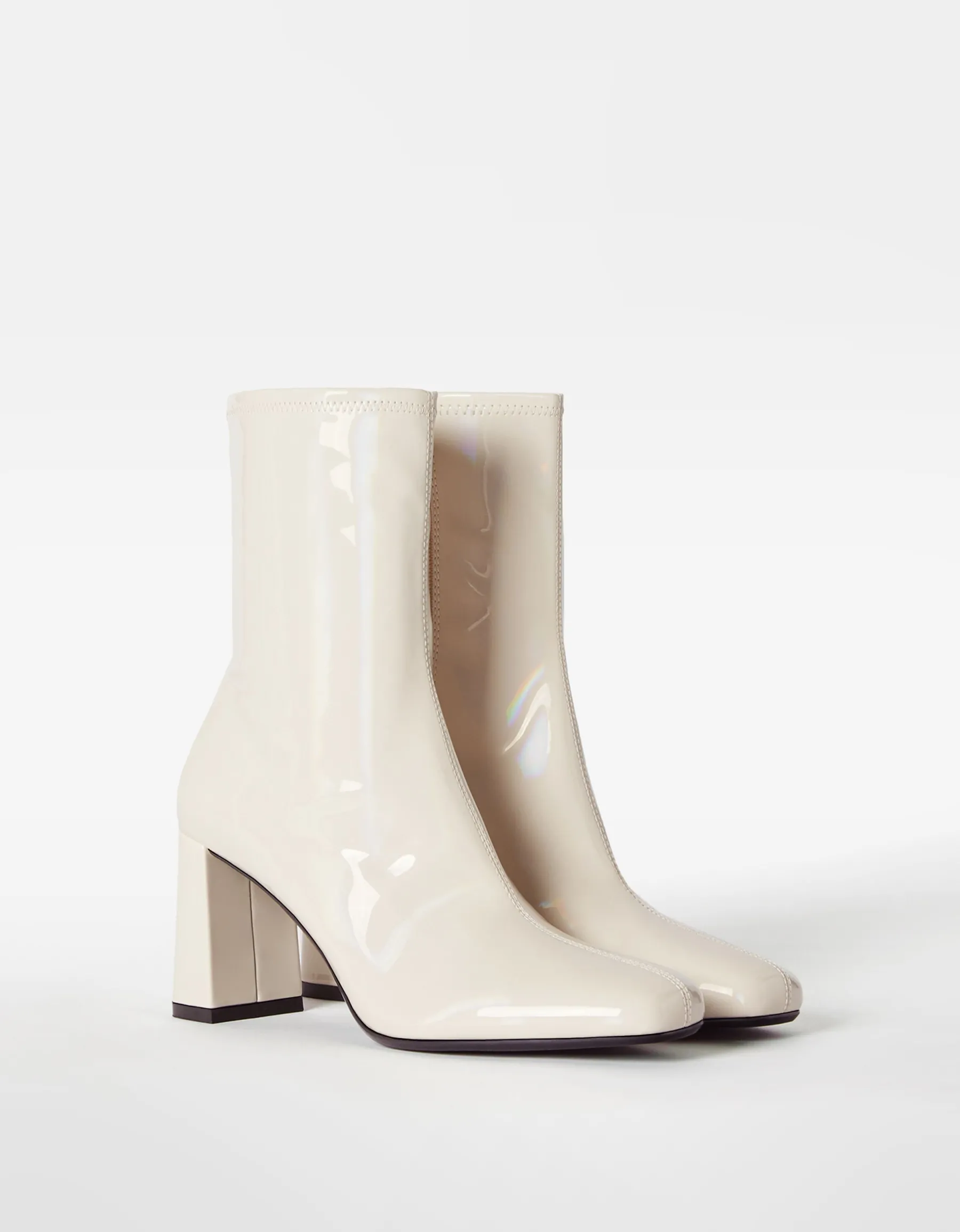 BERSHKA Bottines à talon moulantes vernies Écru Store