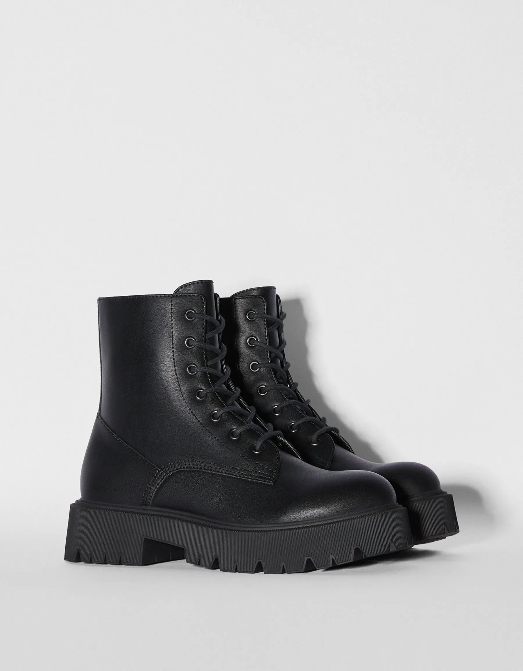 BERSHKA Bottines plates à lacets Noir Fashion