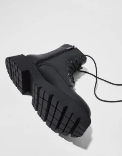 BERSHKA Bottines plates à lacets Noir Fashion