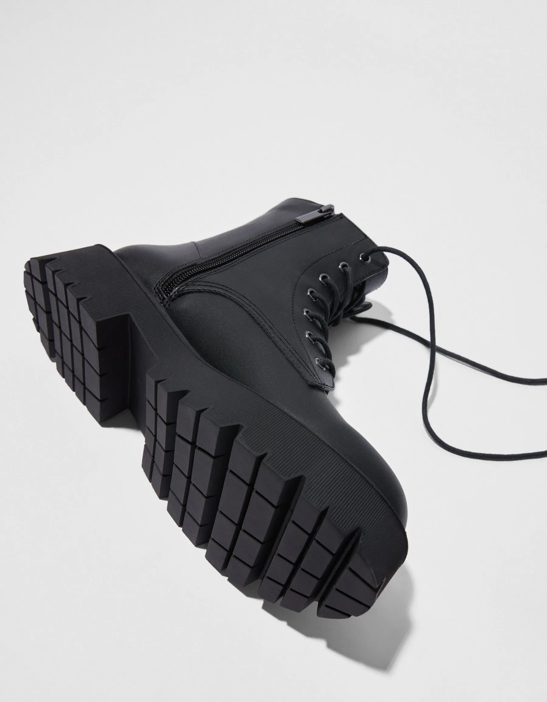 BERSHKA Bottines plates à lacets Noir Fashion