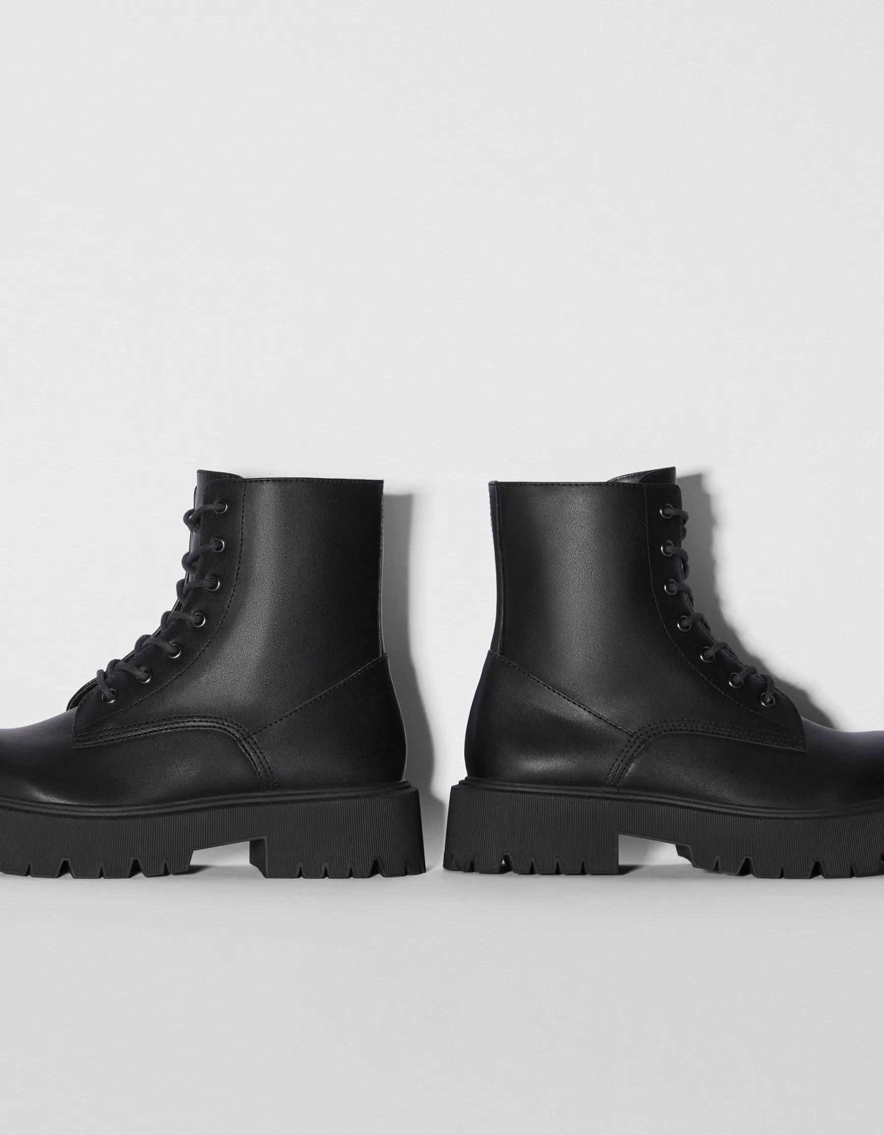 BERSHKA Bottines plates à lacets Noir Fashion