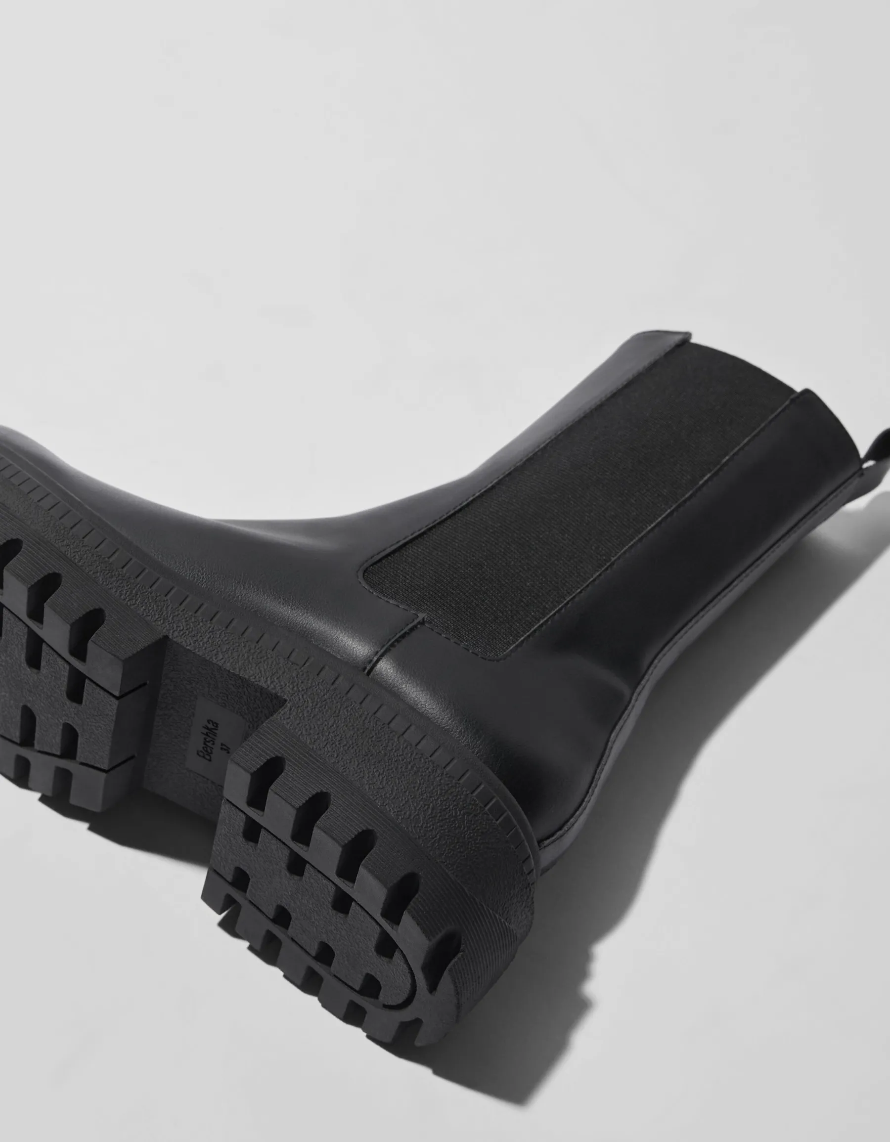 BERSHKA Bottines plates avec bandes élastiques Noir Online