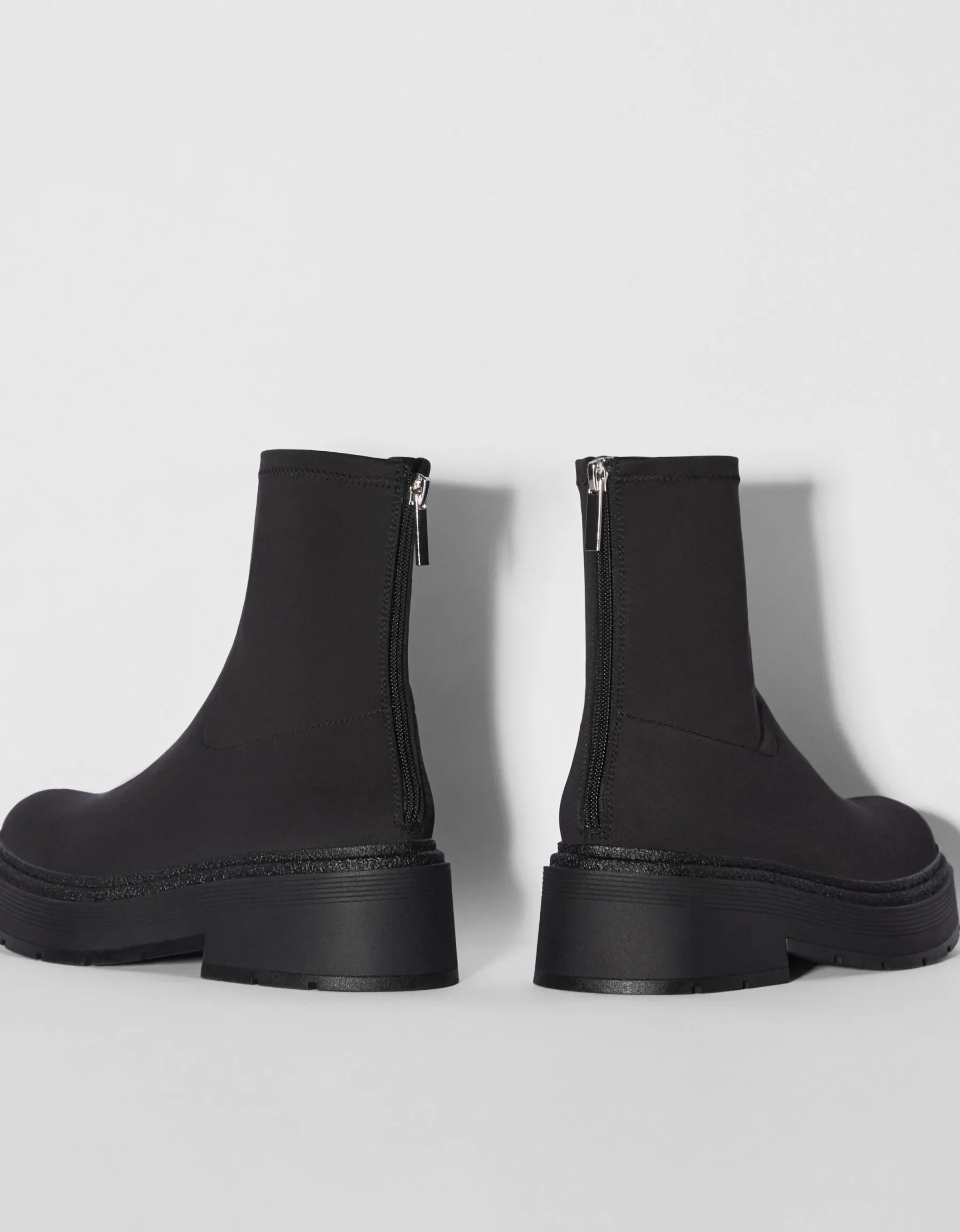 BERSHKA Bottines plates moulantes Noir Cheap