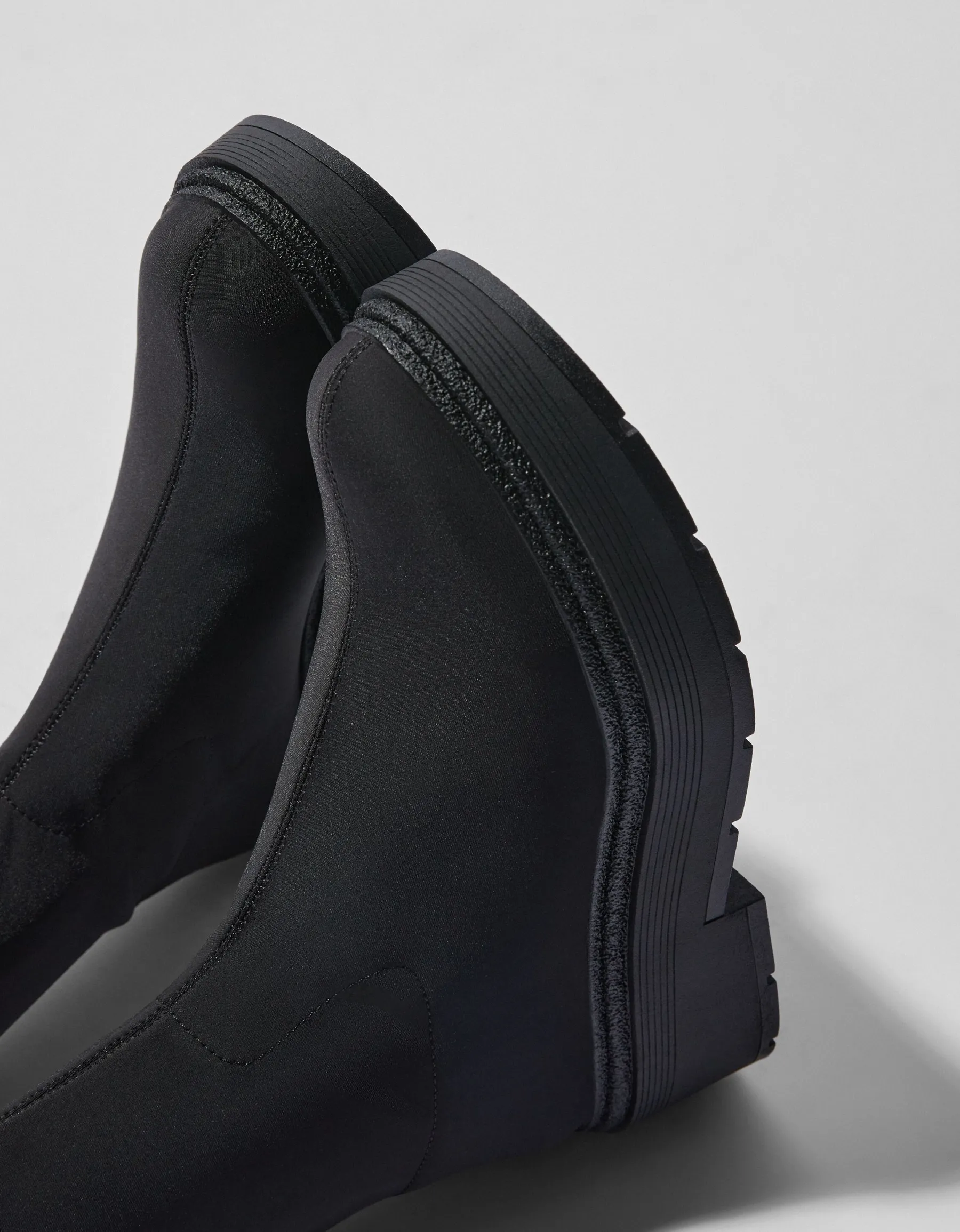 BERSHKA Bottines plates moulantes Noir Cheap