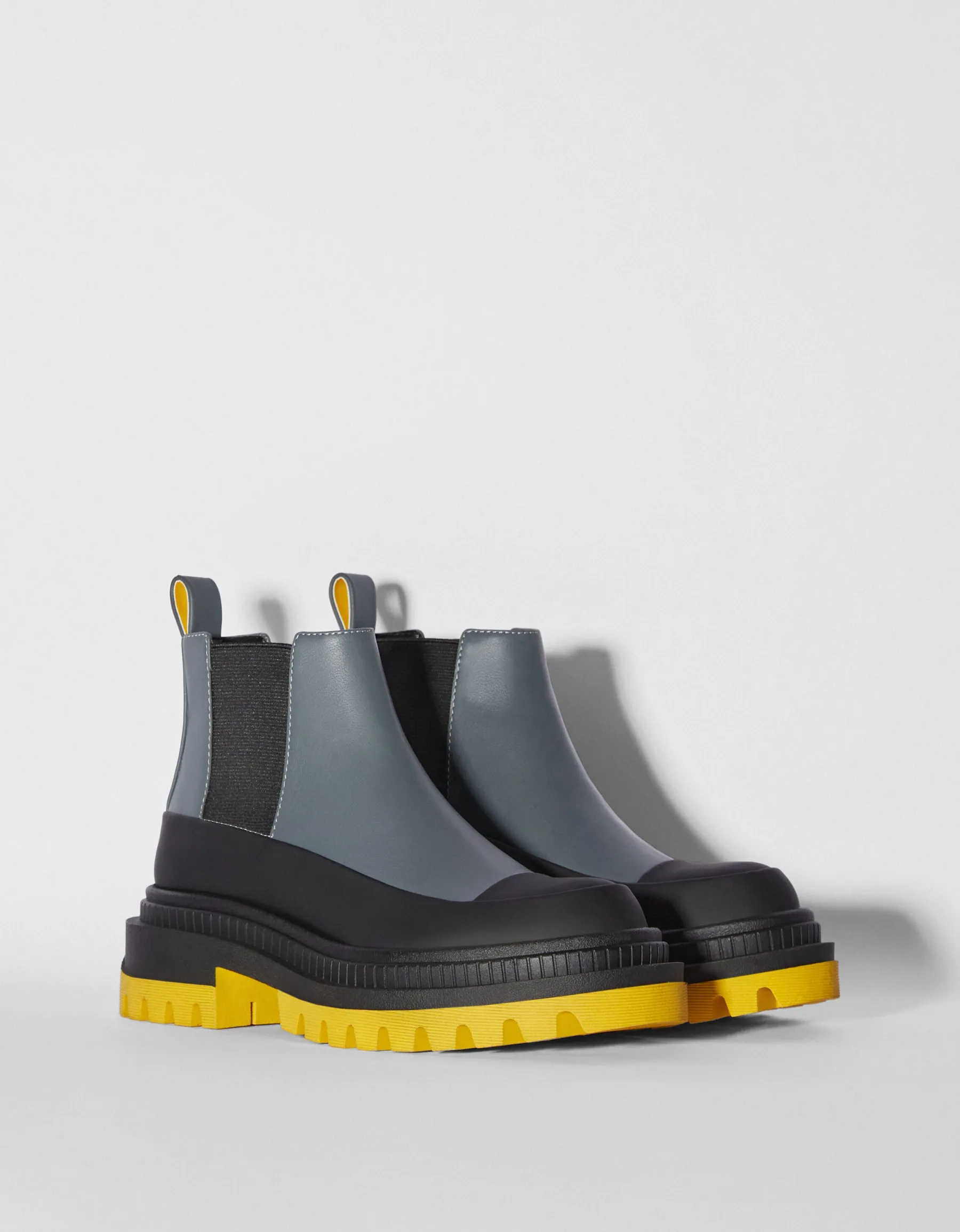 BERSHKA Bottines plates semelle colorée Multicouleur Fashion