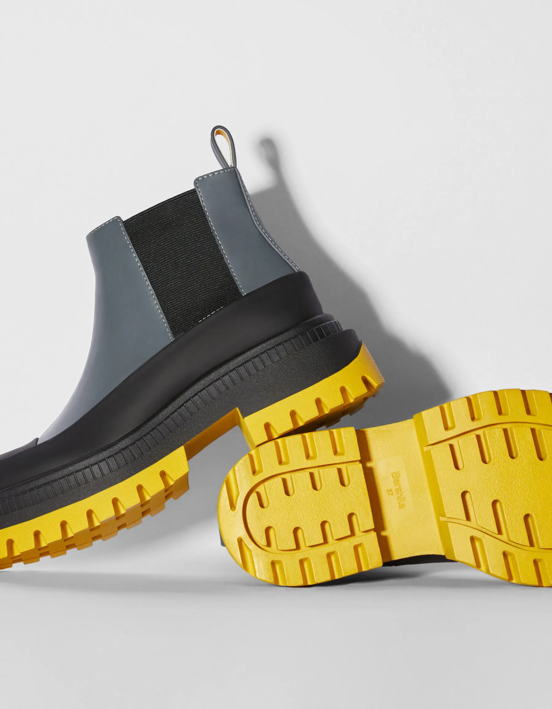 BERSHKA Bottines plates semelle colorée Multicouleur Fashion