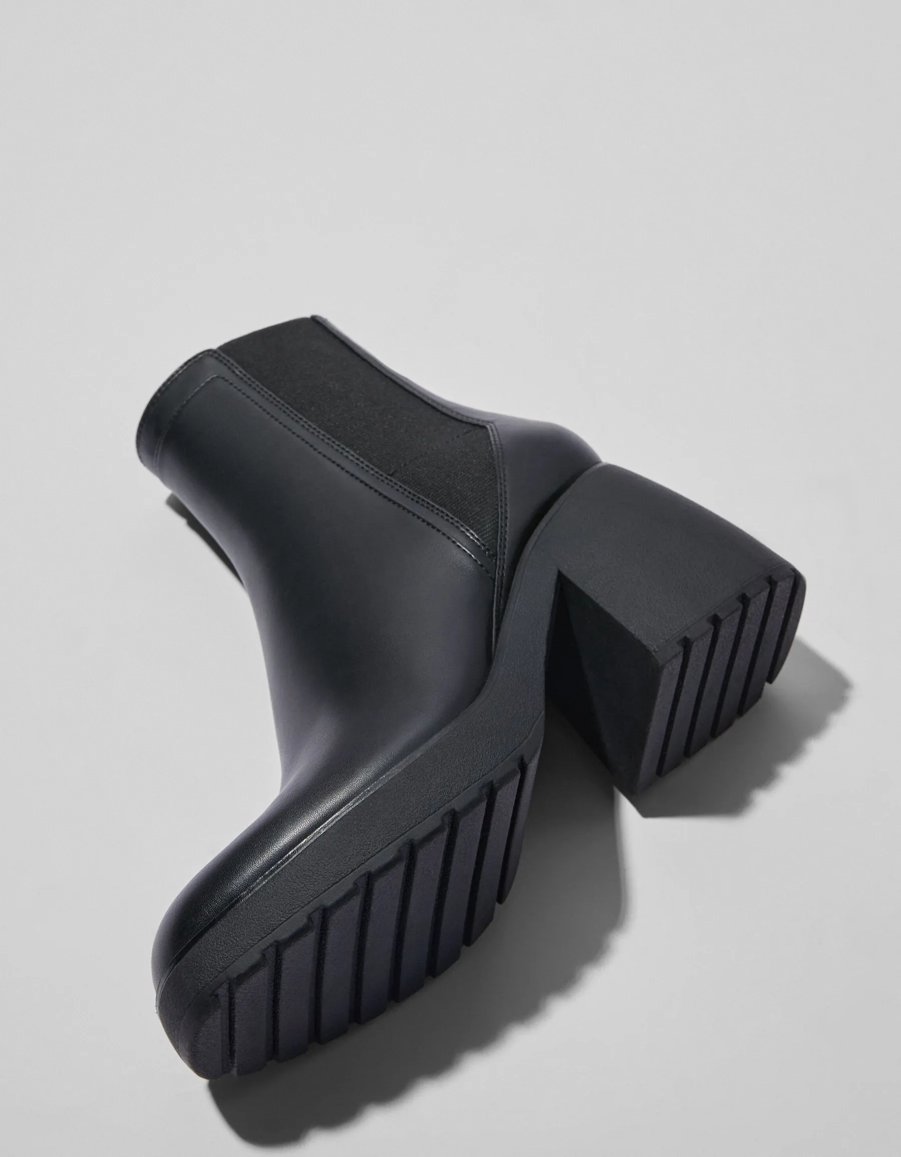 BERSHKA Bottines talon large élastiquées Noir Best