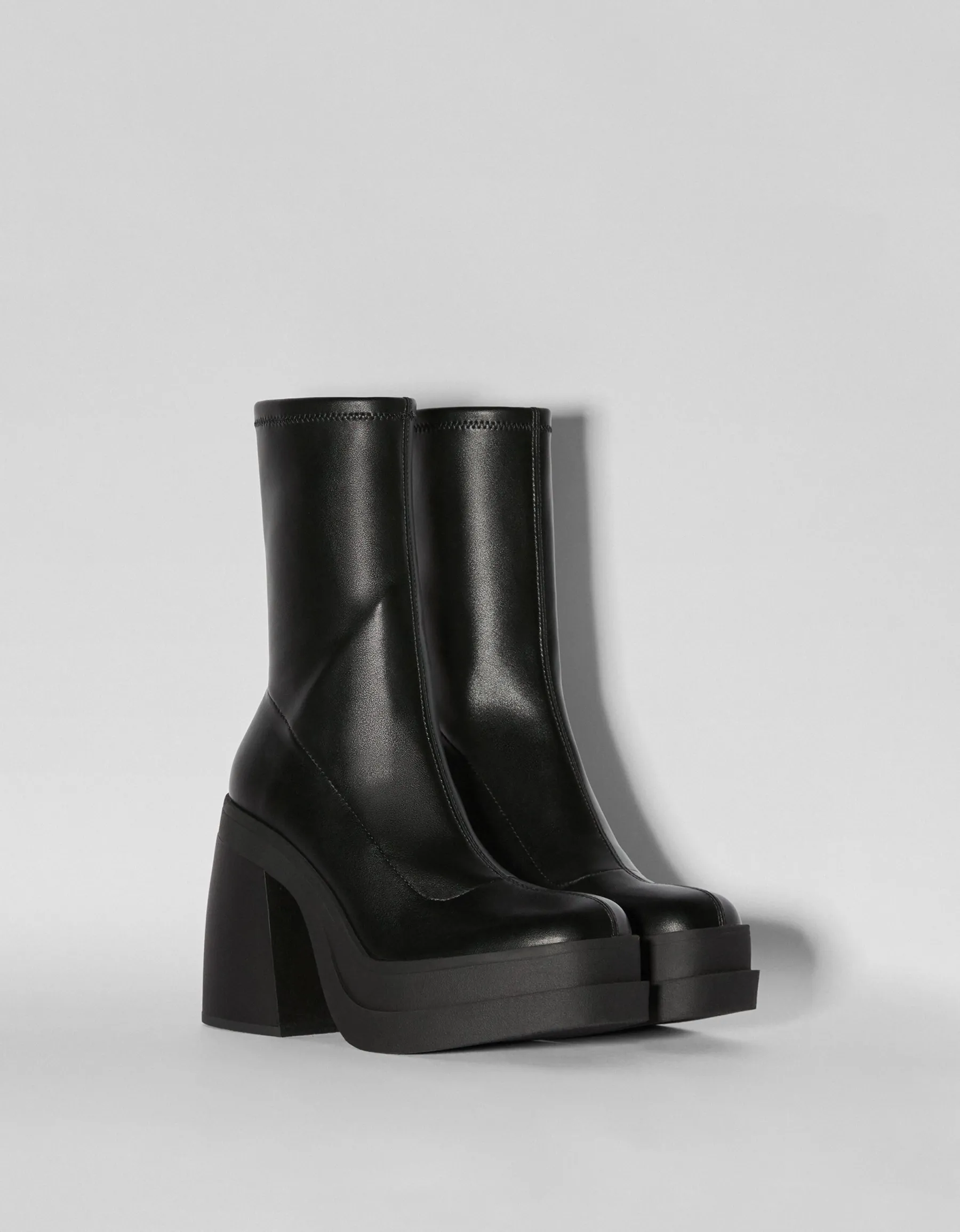 BERSHKA Bottines talon plateforme moulantes Écru Store