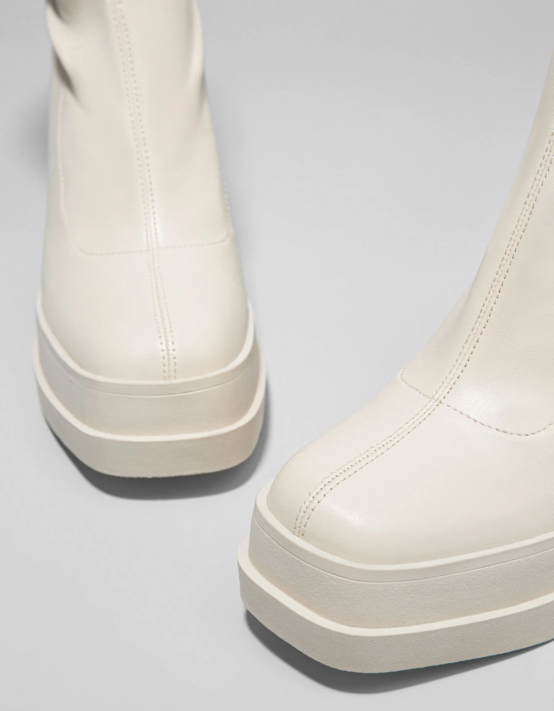 BERSHKA Bottines talon plateforme moulantes Écru Best Sale