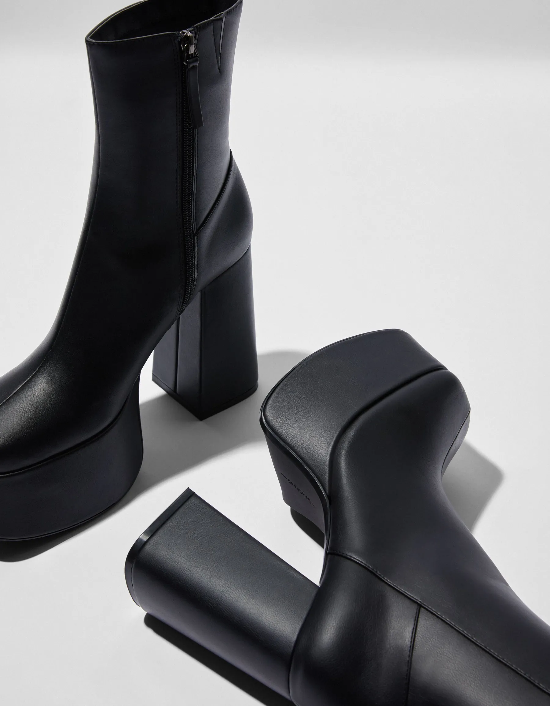 BERSHKA Bottines talon plateforme XL Noir Hot