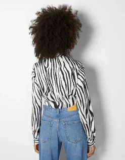 BERSHKA Chemise cropped manches longues moulante satinée Rouge Sale