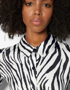 BERSHKA Chemise cropped manches longues moulante satinée Rouge Sale