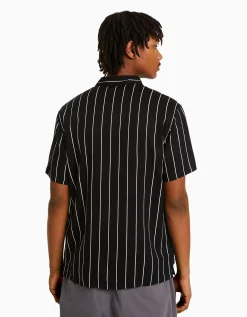 BERSHKA Chemise manches courtes serge rayures Blanc / Noir Discount