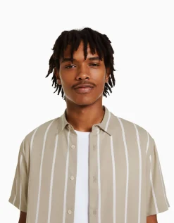 BERSHKA Chemise manches courtes serge rayures Blanc / Noir Discount