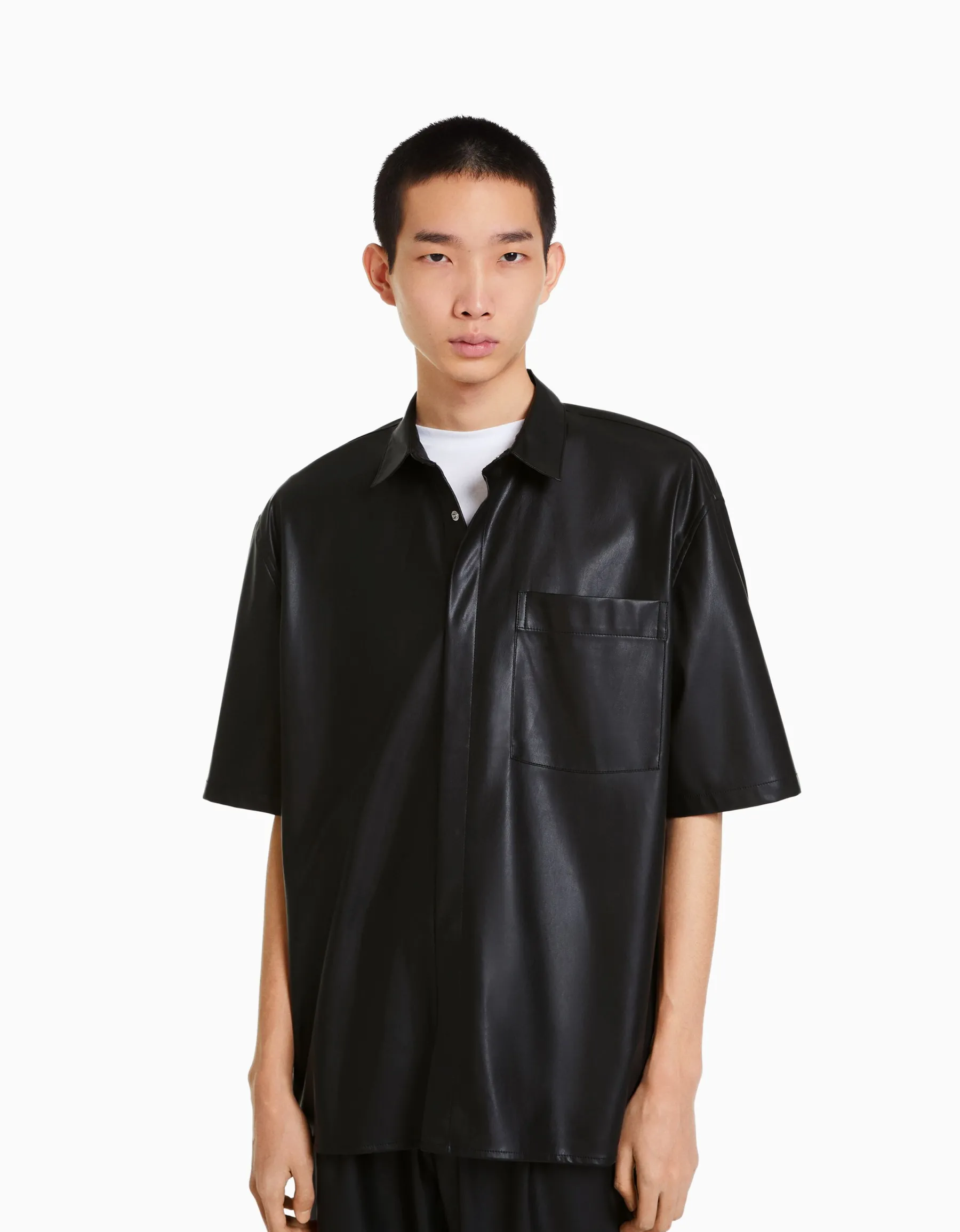BERSHKA Chemise similicuir manches courtes Noir Fashion