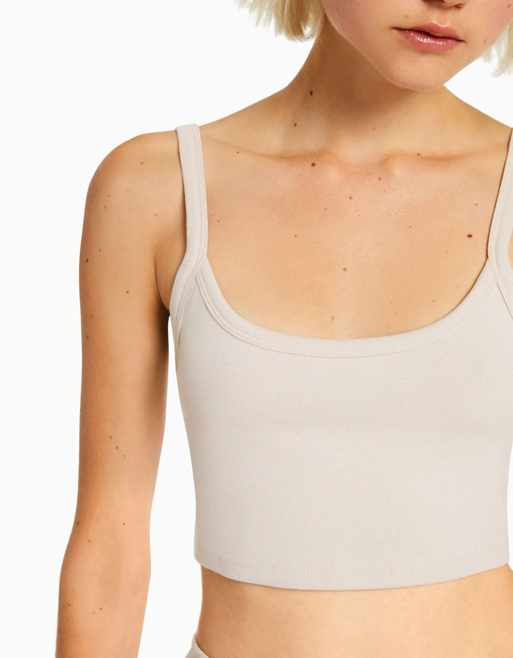 BERSHKA Crop top bretelles larges Sable Outlet