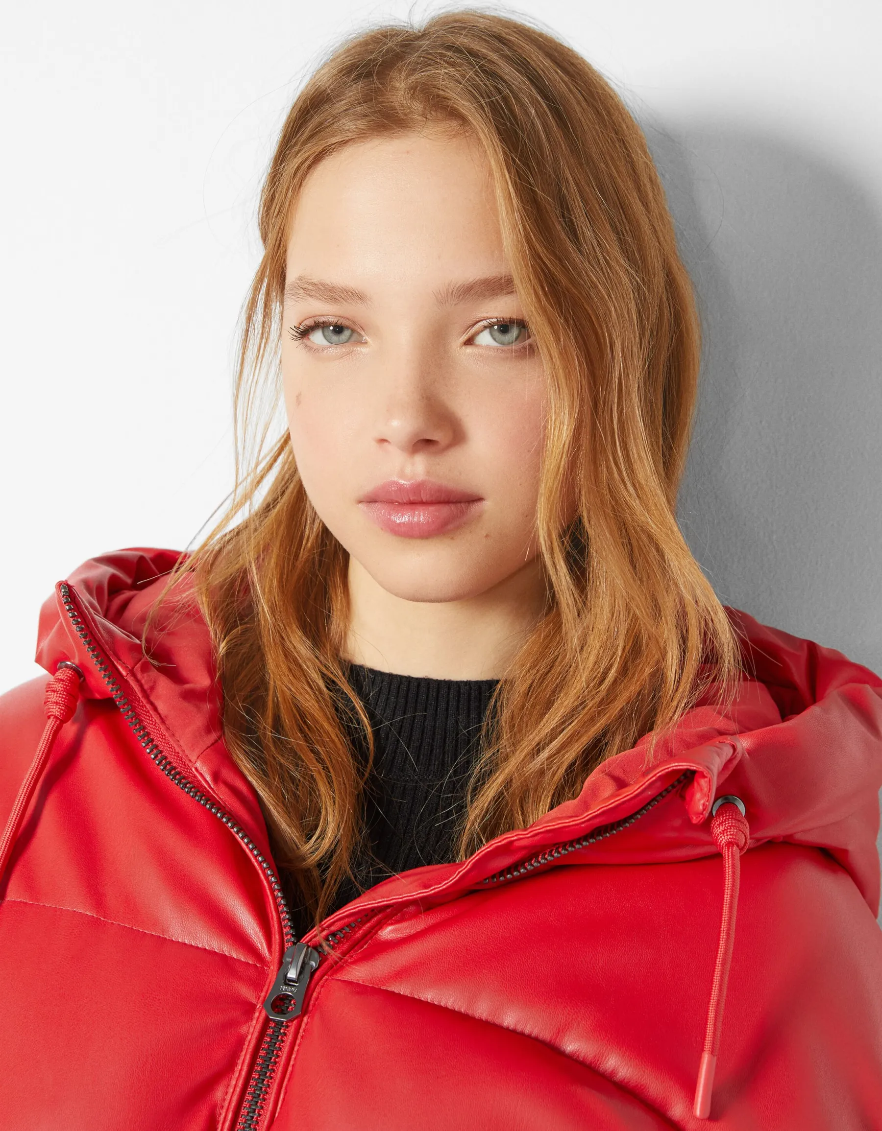 BERSHKA Doudoune capuche similicuir Rouge Shop