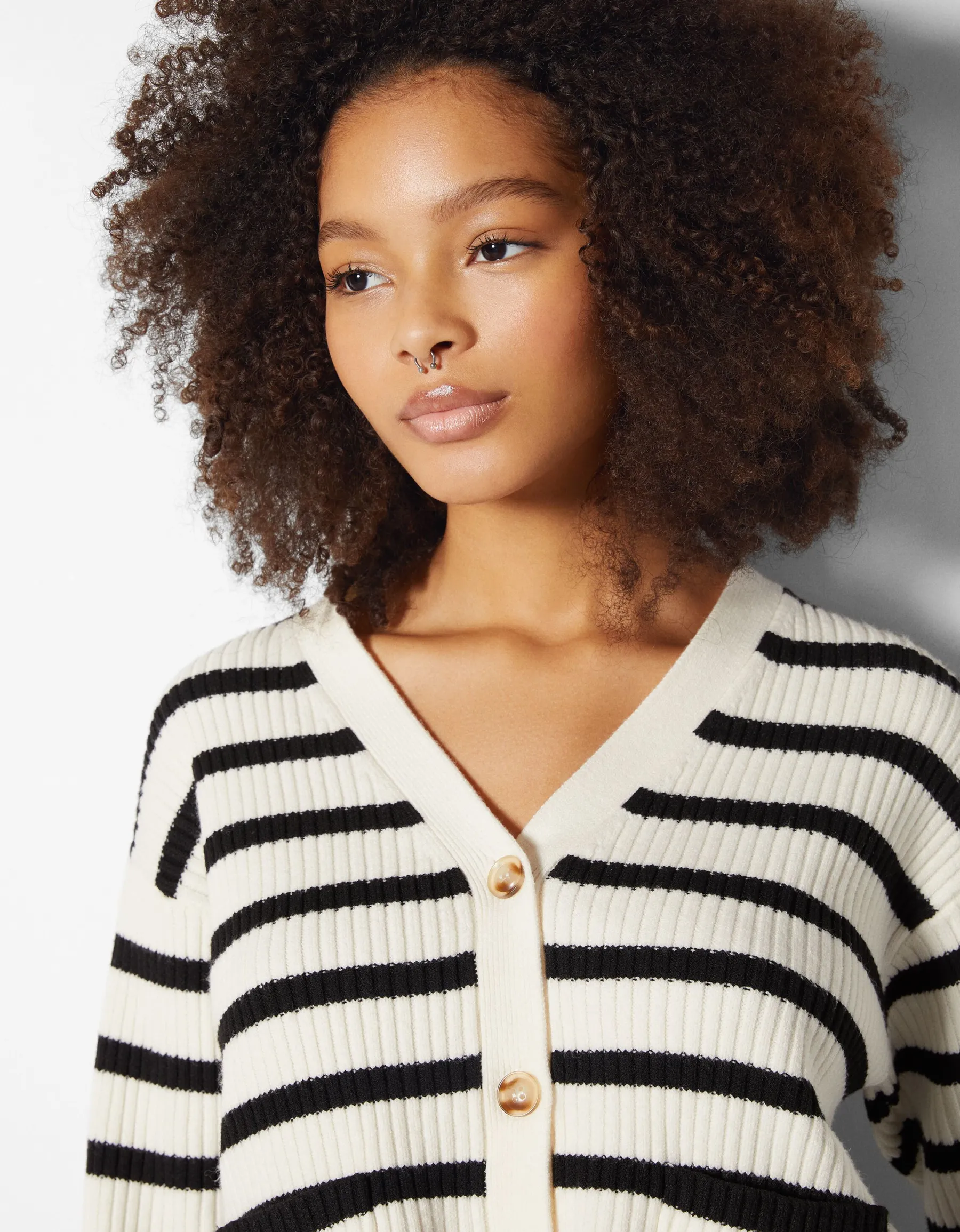 BERSHKA Gilet bord-côte rayé Écru Outlet