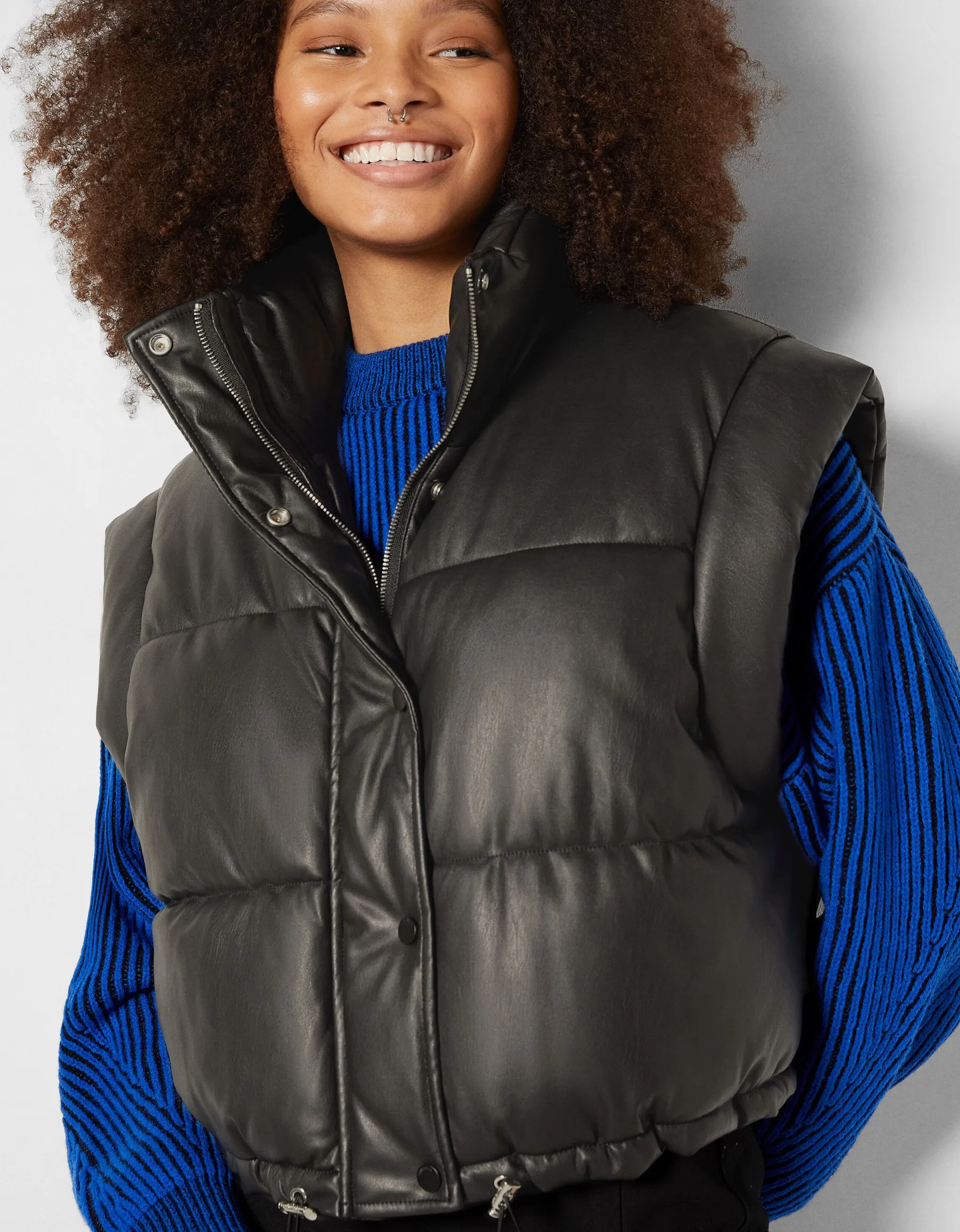 BERSHKA Gilet cropped sans manches similicuir Noir Best Sale