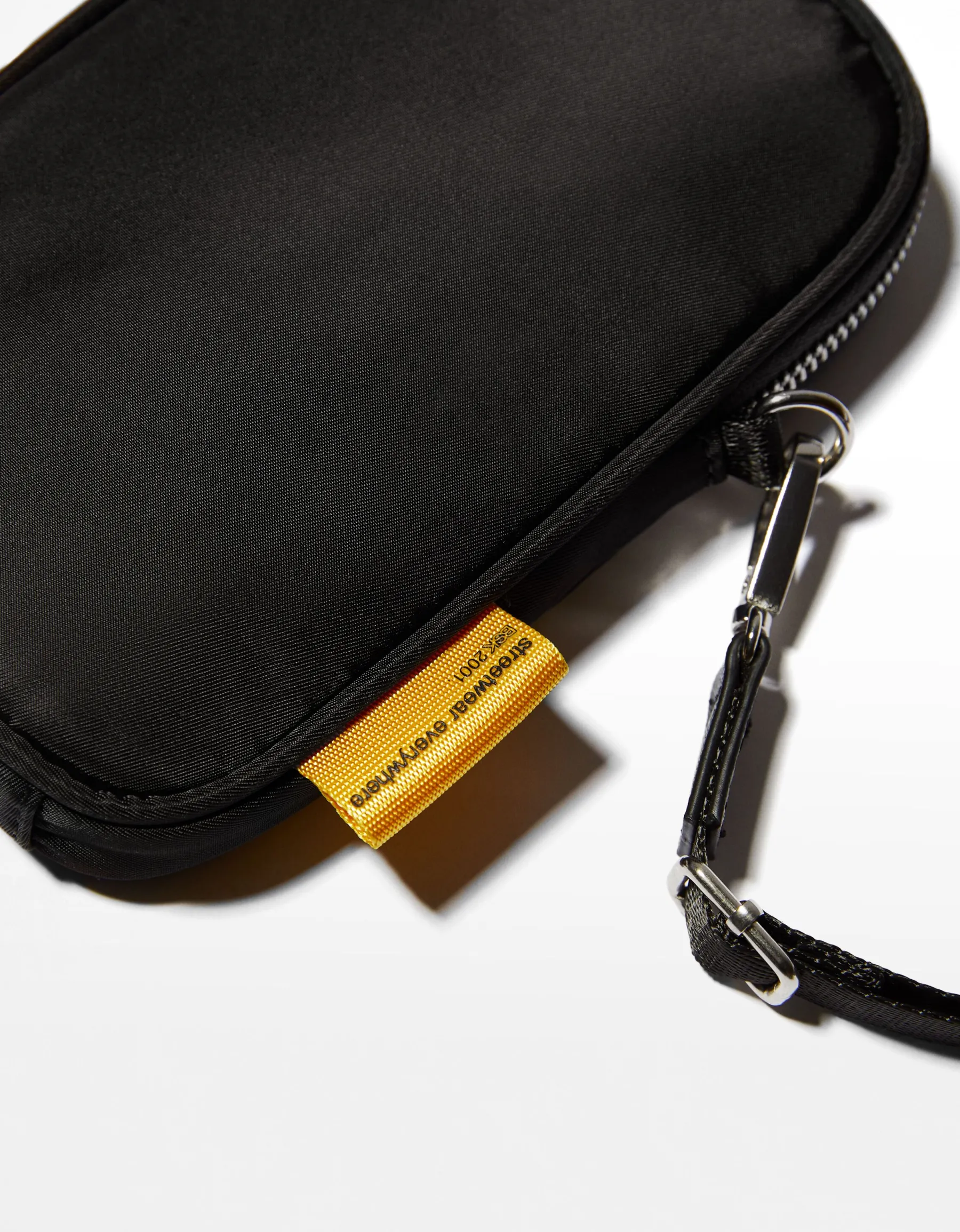 BERSHKA Housse téléphone bandoulière Noir Discount