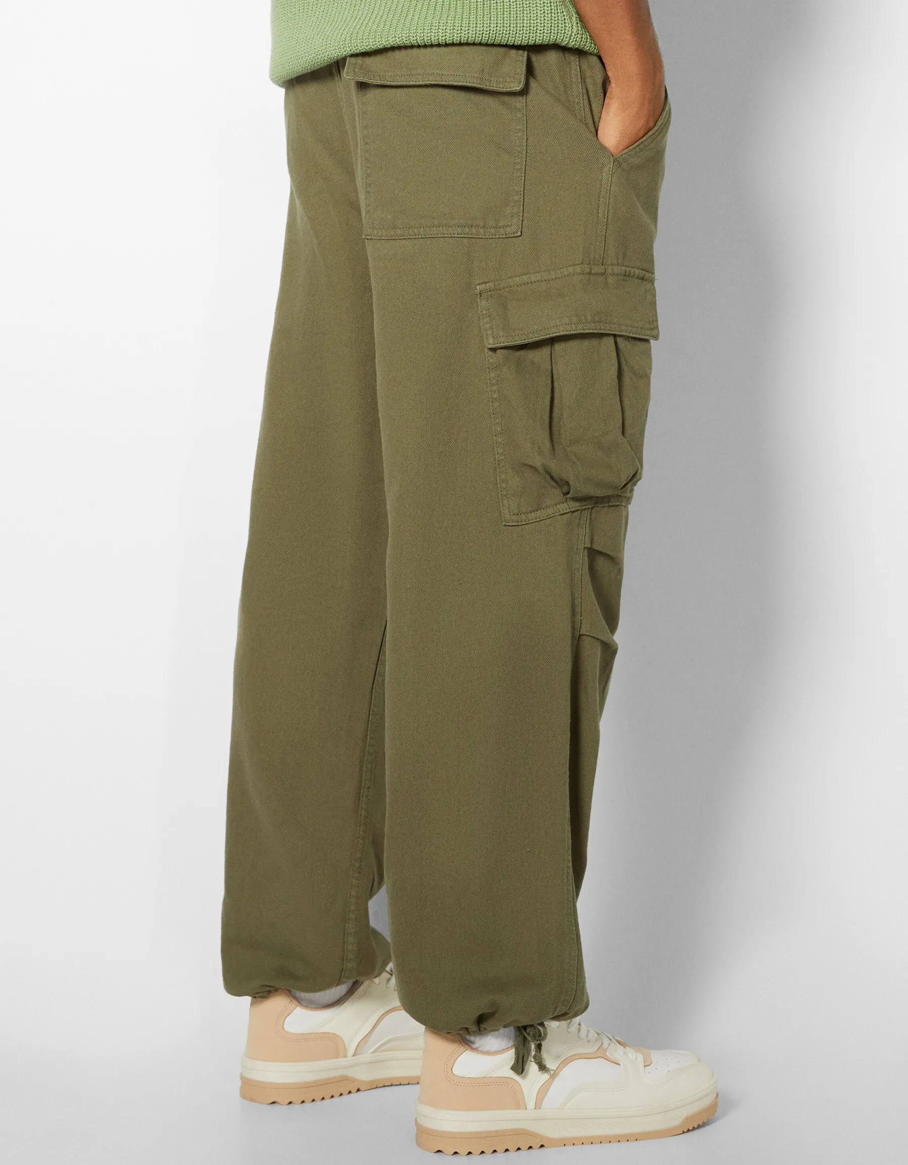 BERSHKA Jean cargo parachute Kaki Sale