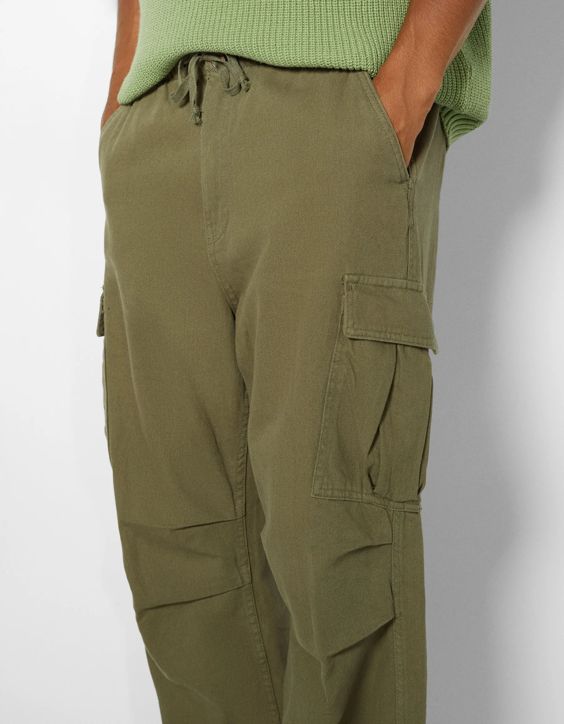 BERSHKA Jean cargo parachute Kaki Sale