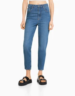 BERSHKA Jean mom slim décontracté Bleu lavé Shop
