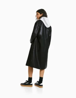 BERSHKA Manteau long en similicuir Noir Sale