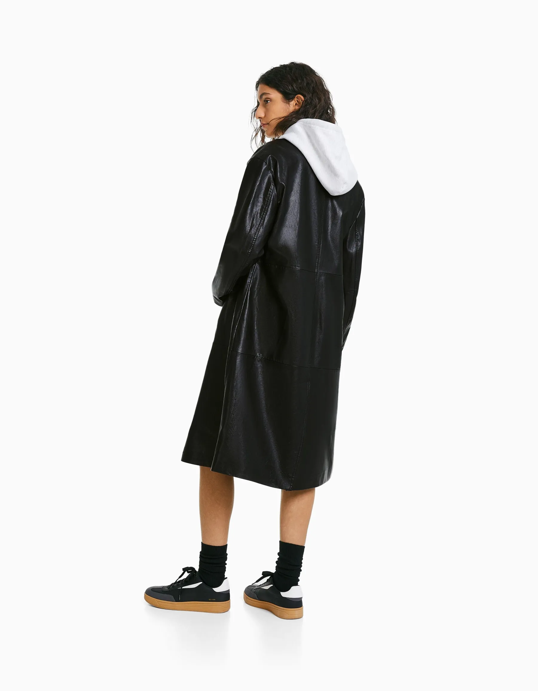 BERSHKA Manteau long en similicuir Noir Sale