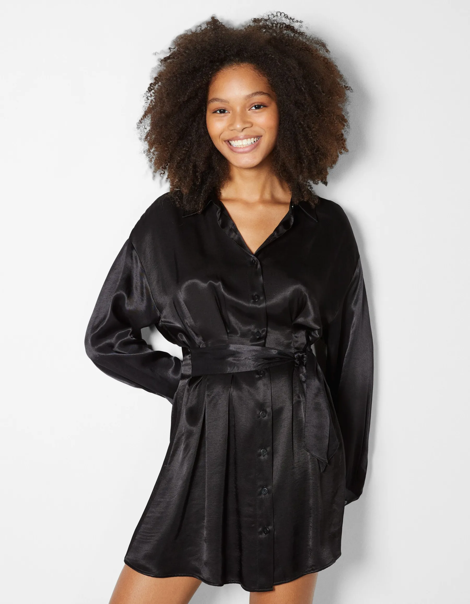 BERSHKA Mini-robe chemise satinée pinces ceinture Noir New