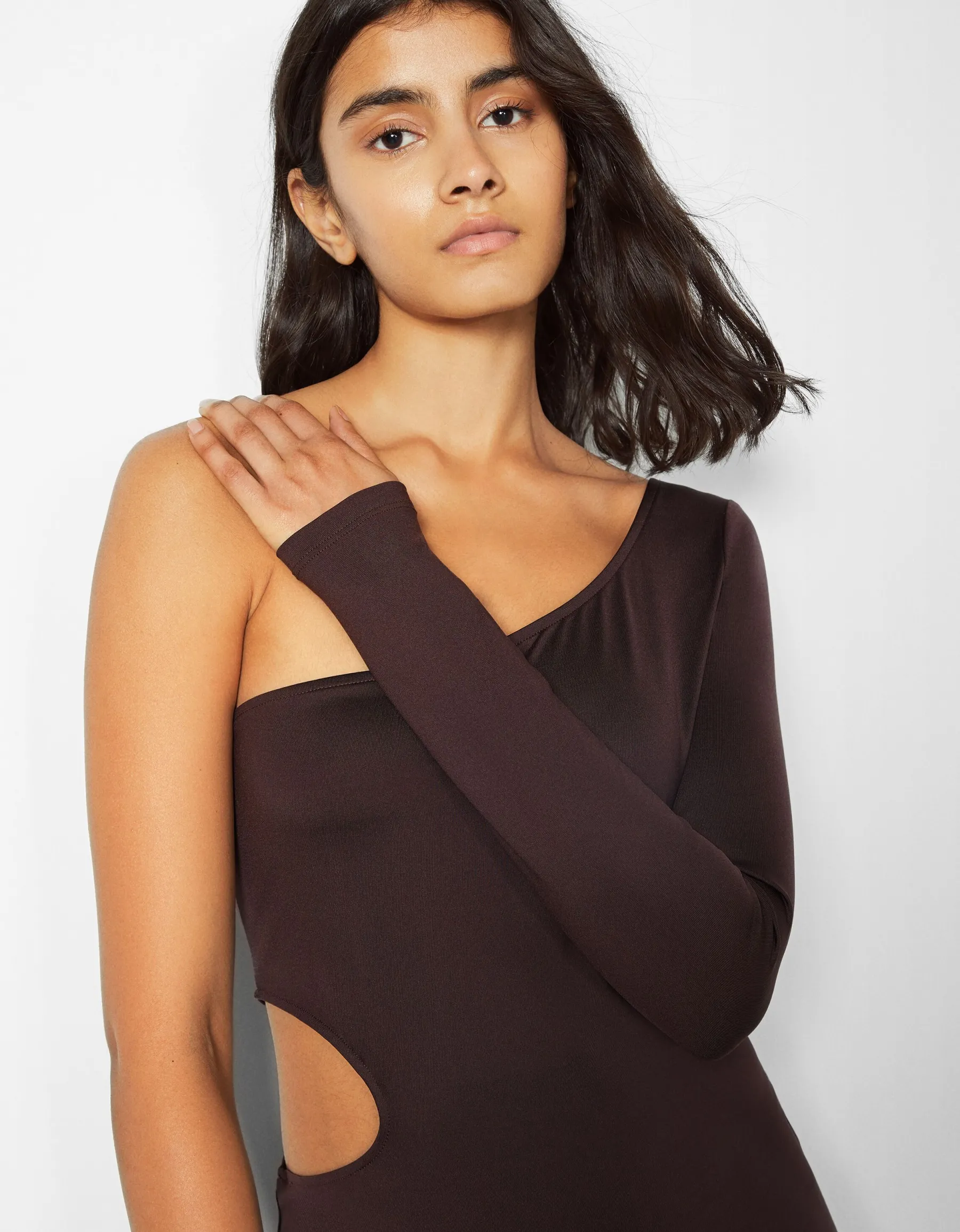 BERSHKA Mini-robe manches longues asymétrique cut out Marron Hot