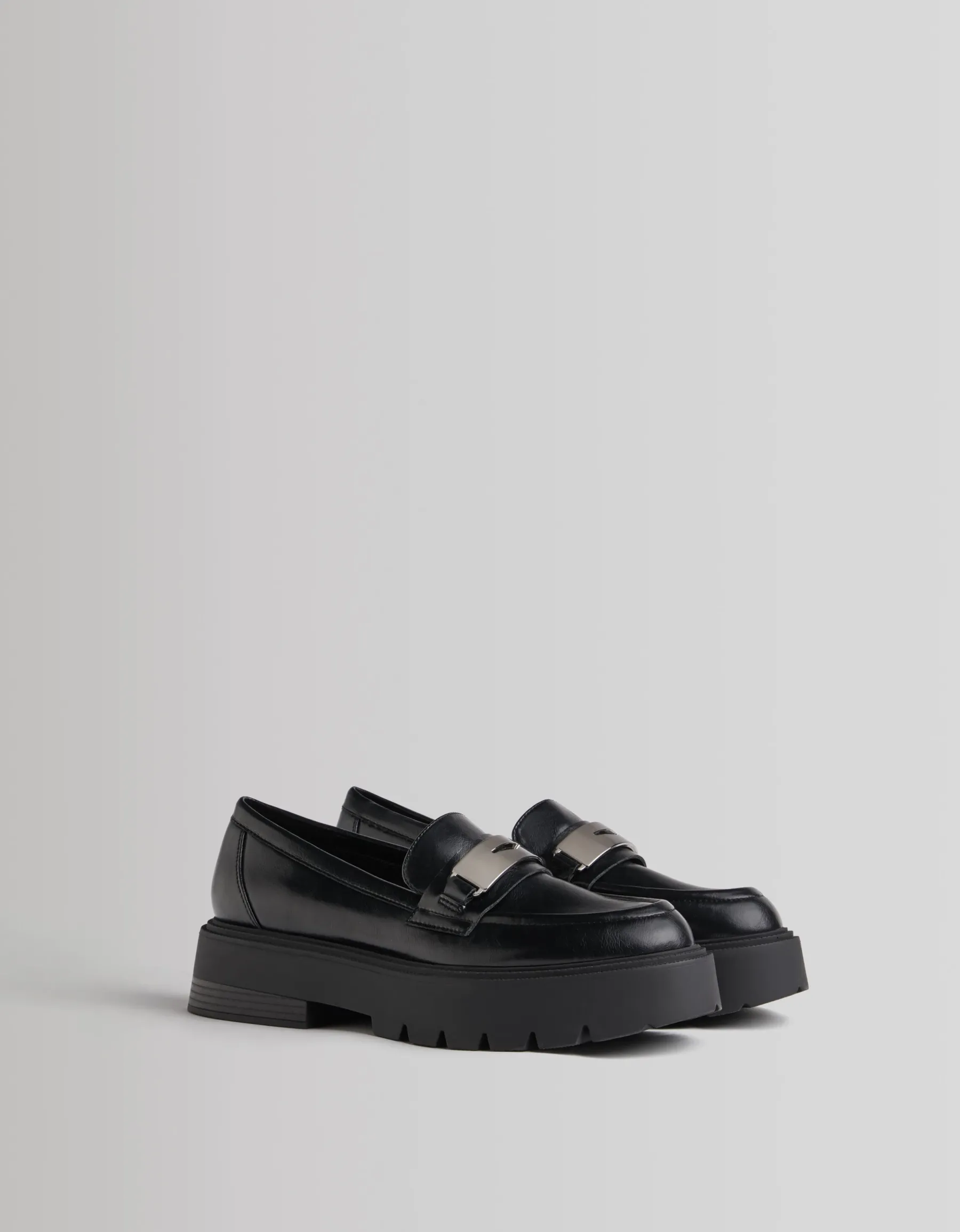BERSHKA Mocassins détail métallisé Noir Hot